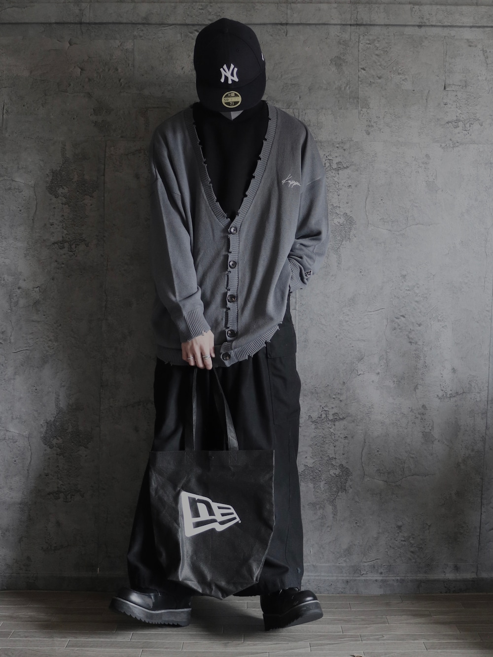 グレー系のカーディガン/ボレロ、ブラック系のTシャツ/カットソー、グレー系のその他パンツを着用したメンズの冬コーディネートの1枚目の写真