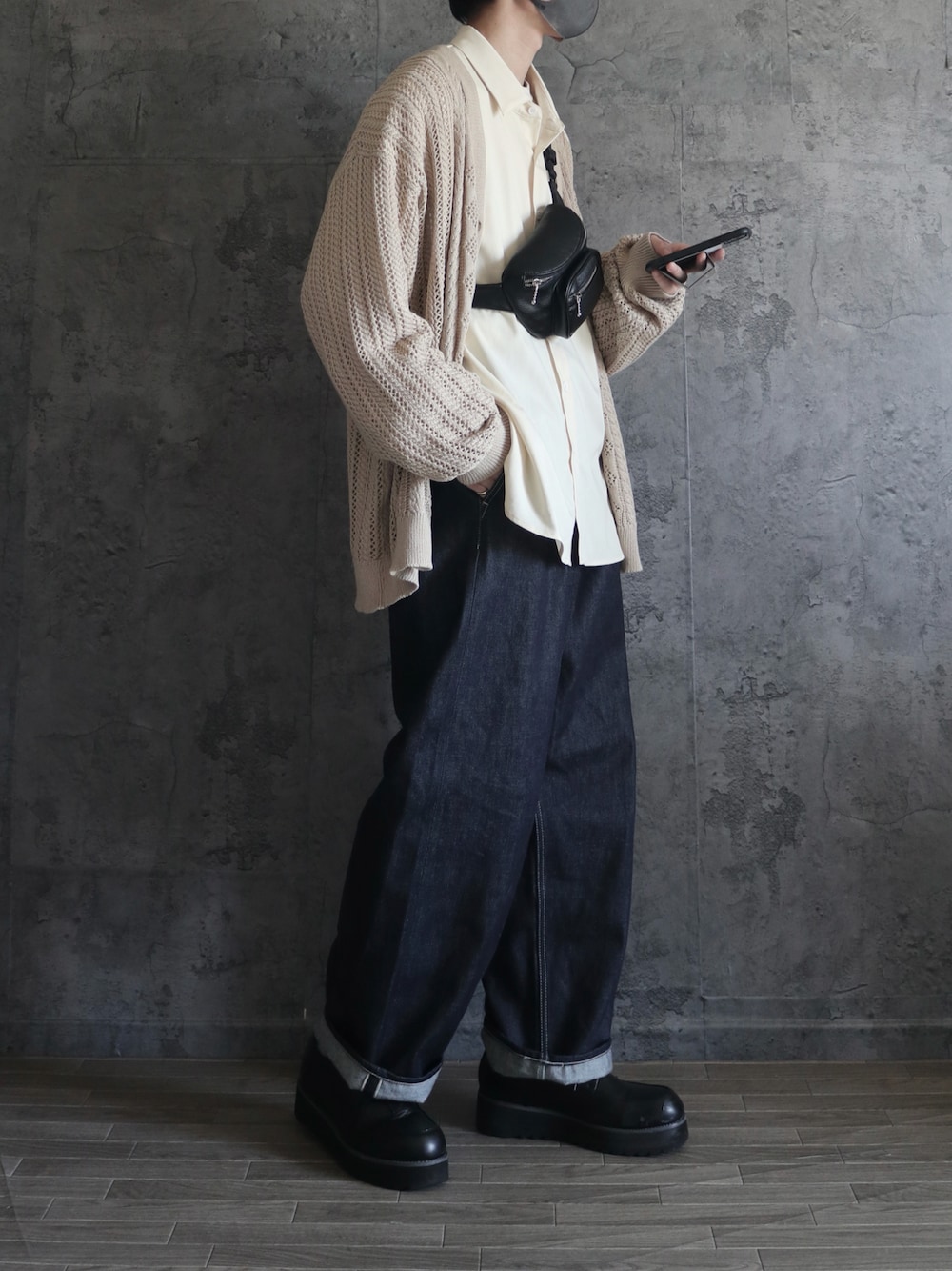 ベージュ系のカーディガン/ボレロ、ホワイト系のシャツ/ブラウス、ブラック系のボディバッグ/ウエストポーチを着用したメンズの冬コーディネートの1枚目の写真