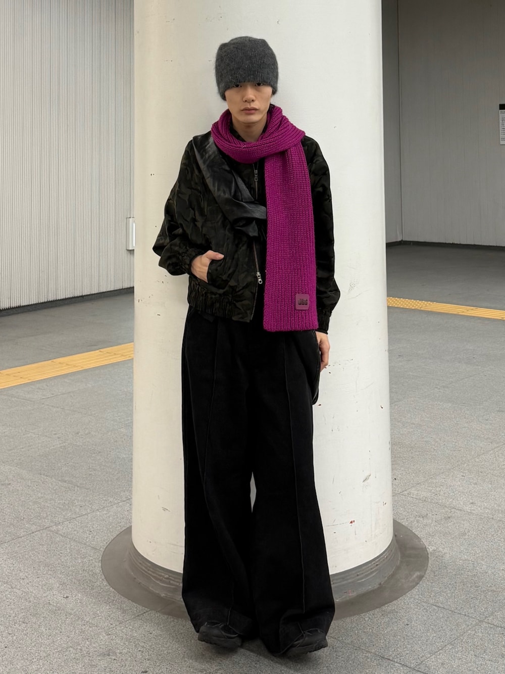 ブラック系のデニムパンツ、ブラック系のスニーカー、ブラック系のショルダーバッグを着用したメンズの冬コーディネートの1枚目の写真