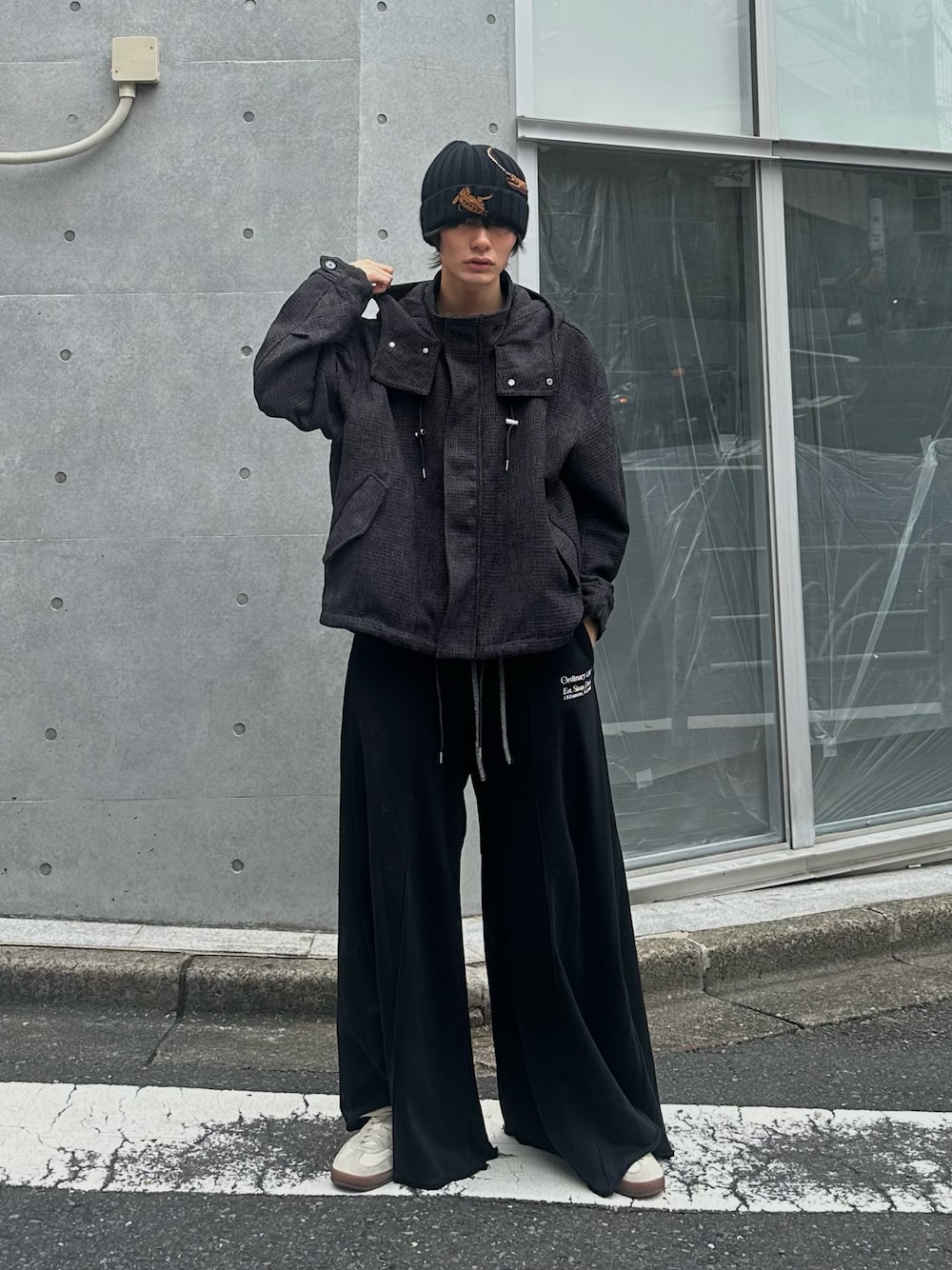 「秋っぽコーデ更新中、モノトーンコーデ、オールブラック」｜「SHINYAKOZUKAの【SHINYAKOZUKA】 BIJOU CAP WITH KIJIMA TAKAYUKI（ニットキャップ/ビーニー、ブラック系）」を使った、くま🧸さん（メンズ・174cm）の秋コーディネートの1枚目の写真