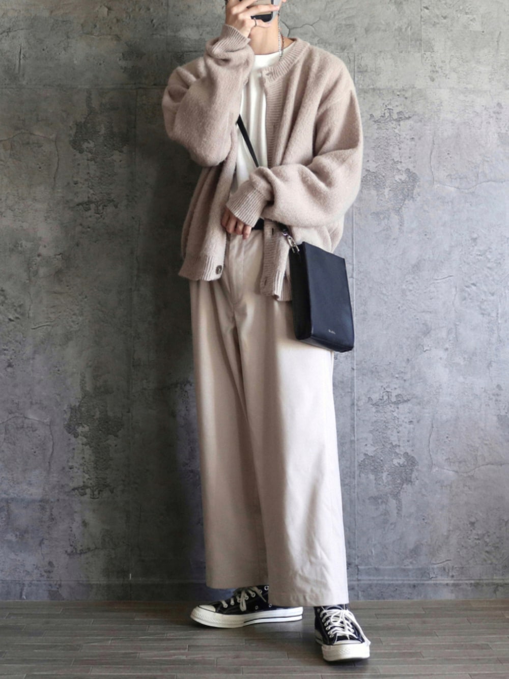 「カーディガン、シンプル、ベージュ、モノトーン、シンプルコーデ、秋服、モノトーンコーデ、ゆるコーデ、淡色コーデ、秋コーデ、スクエアバッグ、CLEL、だから秋服が好き」｜「EMMA CLOTHESのシャギーニットWジャガード編みラウンドネック ドロップショルダールーズニットカーディガン EMMA CLOTHES 2021AW（カーディガン/ボレロ、ベージュ系）」を使った、くま🧸さん（メンズ・174cm）の秋コーディネートの1枚目の写真