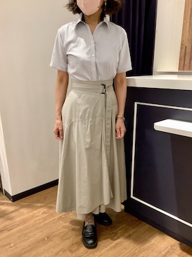 「TOKYO SHIRTS（トウキョウシャツ）の【超形態安定】【接触冷感】形態安定ノンアイロン スキッパー 半袖ビジネスワイシャツ（ビジネスシャツ、グレー系）」を使った、BRICK HOUSE by Tokyo Shirts 浜松市野イオンモール店さん（レディース・155cm）の夏コーディネート
