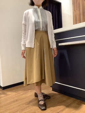 「TOKYO SHIRTS（トウキョウシャツ）のドライレーヨン 長袖 Vネック カーディガン（カーディガン/ボレロ、ベージュ系）」を使った、BRICK HOUSE by Tokyo Shirts 浜松市野イオンモール店さん（レディース・155cm）の夏コーディネート