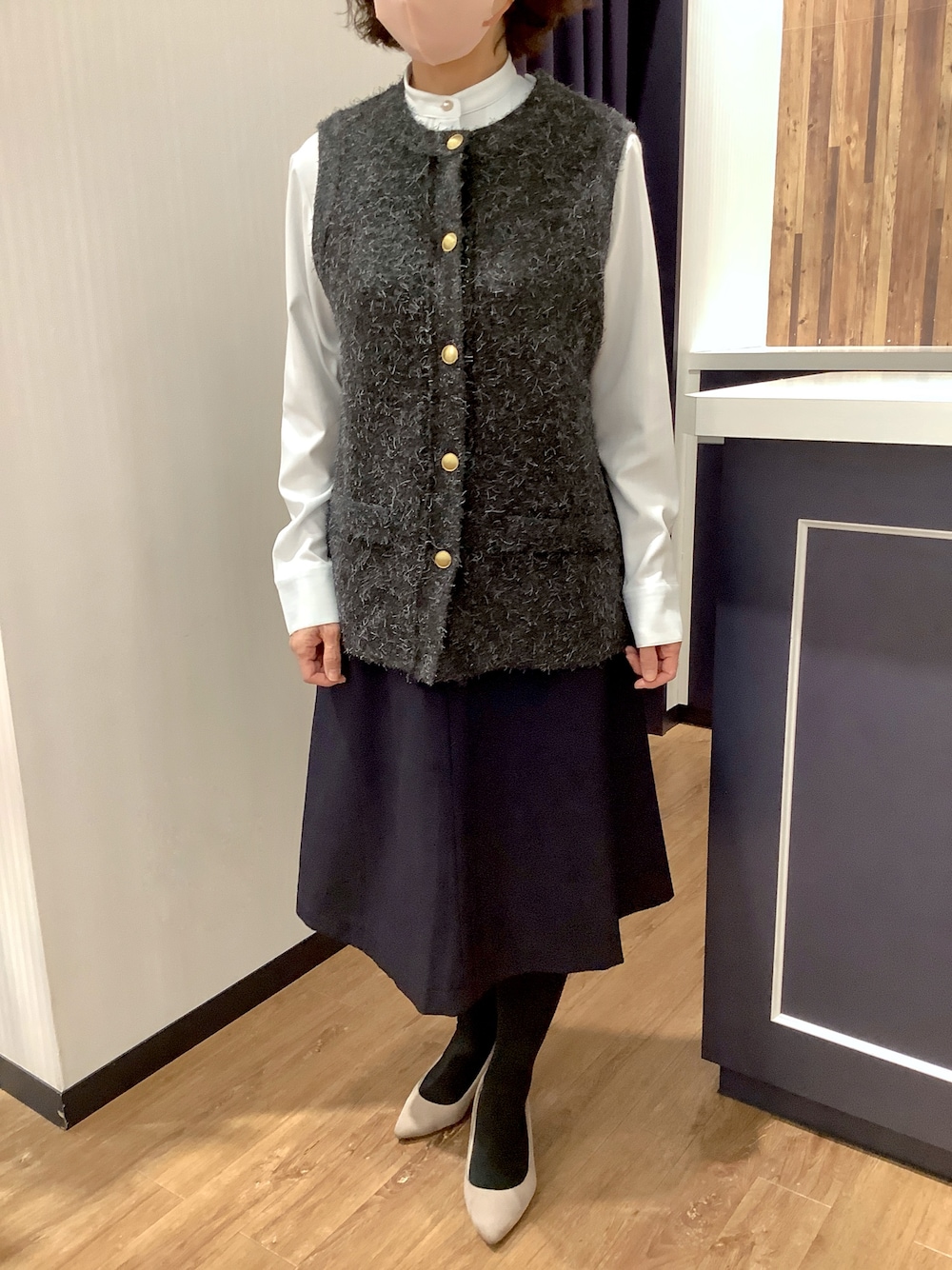 グレー系のベスト、ブルー系のシャツ/ブラウスを着用したレディースの冬コーディネートの1枚目の写真