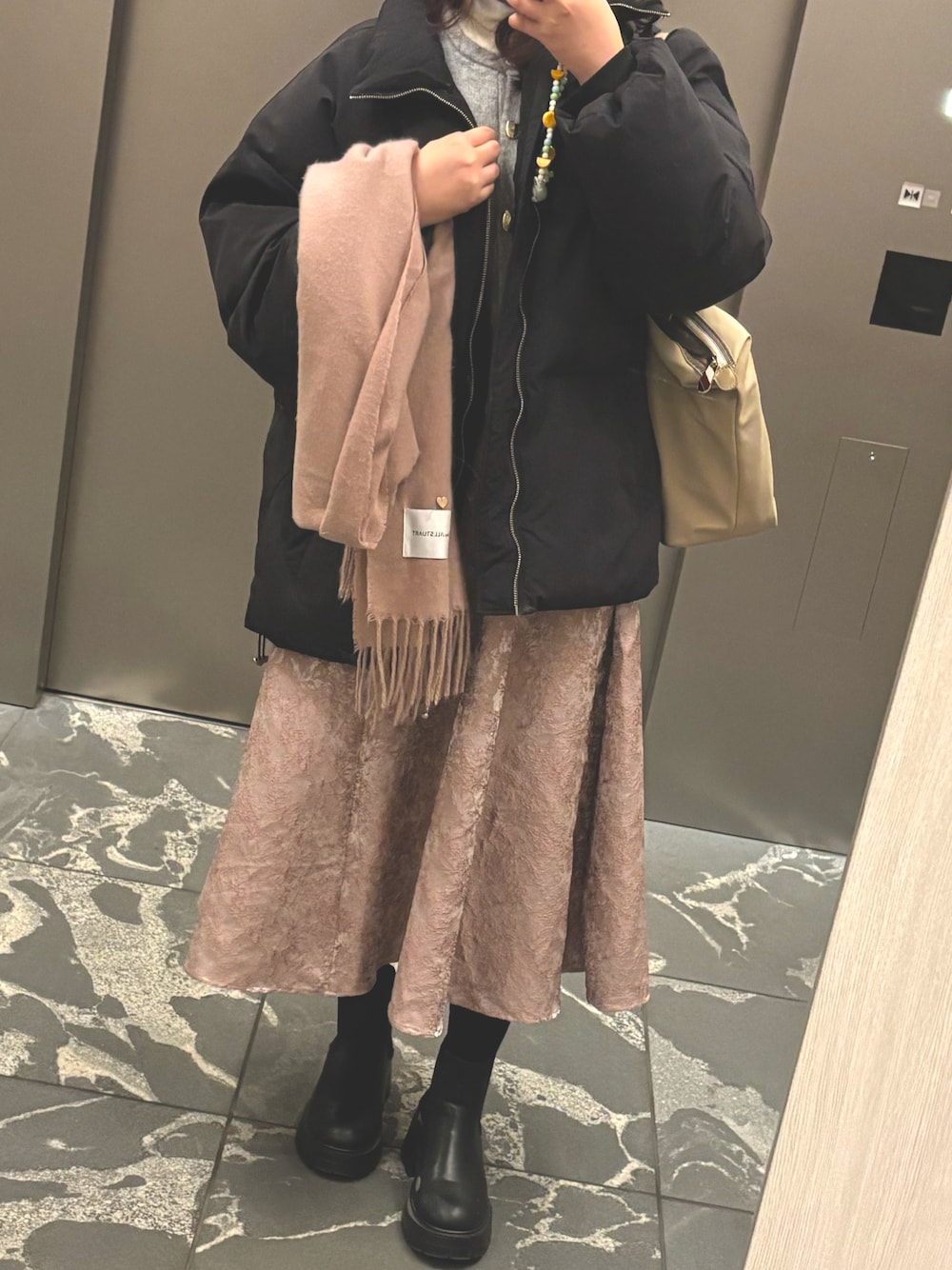 「大人ガーリー、通勤コーデ」｜「natural coutureのosonoフラワージャガードスカート（スカート、ピンク系）」を使った、ちのまるさん（骨格ナチュラル・レディース・157cm）の春コーディネートの1枚目の写真