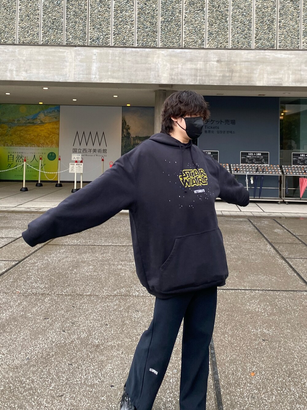 VETEMENTSのスウェットパンツを使った人気ファッション