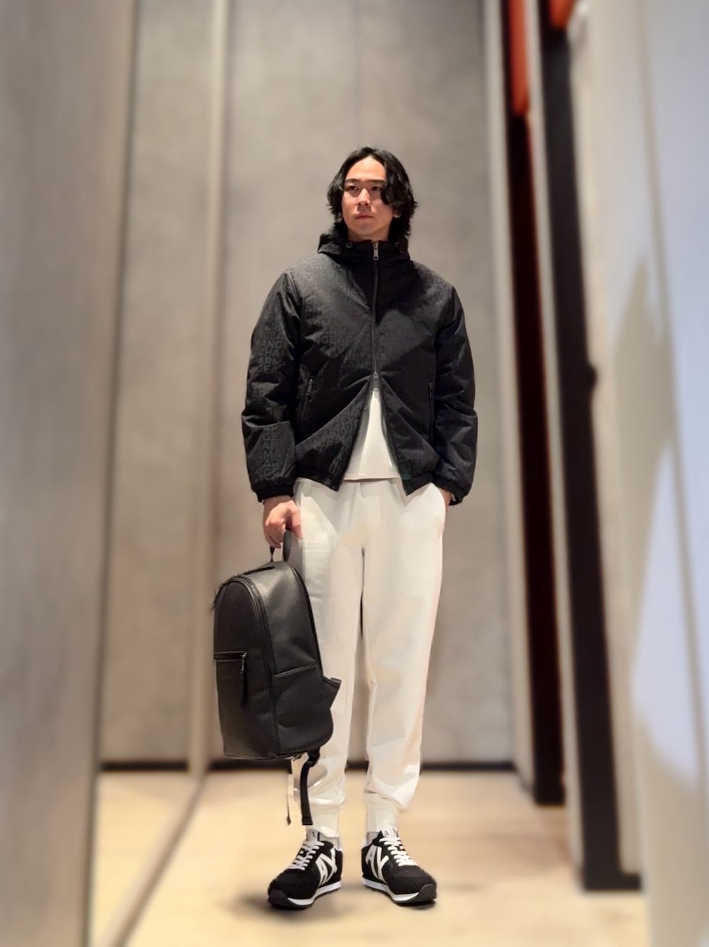 「AXchanger、AXchange、armaniexchange、アルマーニエクスチェンジ、ネイビー×ホワイト、カジュアル、カジュアルコーデ、リラックススタイル、リラックス、冬コーデ、お出かけコーデ、スニーカー、バックパック」｜「ARMANI EXCHANGEの【A|Xアルマーニ エクスチェンジ】AXロゴ　レースアップスニーカー（スニーカー、ブラック系）」を使った、YUUさん（メンズ・174cm）の冬コーディネートの1枚目の写真