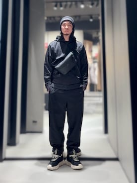 「ARMANI EXCHANGE（アルマーニエクスチェンジ）の【A|X アルマーニ エクスチェンジ】オールオーバージャカードロゴ ハーフジップ フーデッドスウェットシャツ（スウェット、ブラック系）」を使った、YUUさん（メンズ・174cm）の春コーディネート