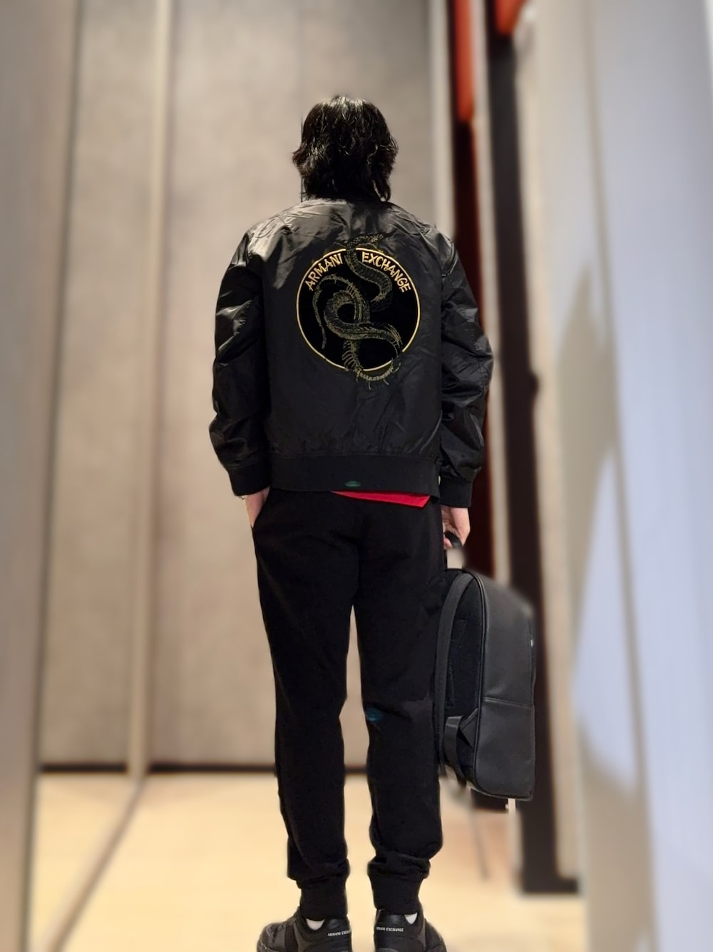 「AXchanger、AXchange、armaniexchange、アルマーニエクスチェンジ、スウェットパンツ、ブラック、ブラックコーデ、バックパック、リラックススタイル、リラックス、お出かけコーデ、カジュアル、カジュアルコーデ」｜「ARMANI EXCHANGEの【A|X アルマーニ エクスチェンジ】ボリュームソール レースアップスニーカー（ZOZO限定カラー含）（スニーカー、ブラック系）」を使った、YUUさん（メンズ・174cm）の冬コーディネートの1枚目の写真