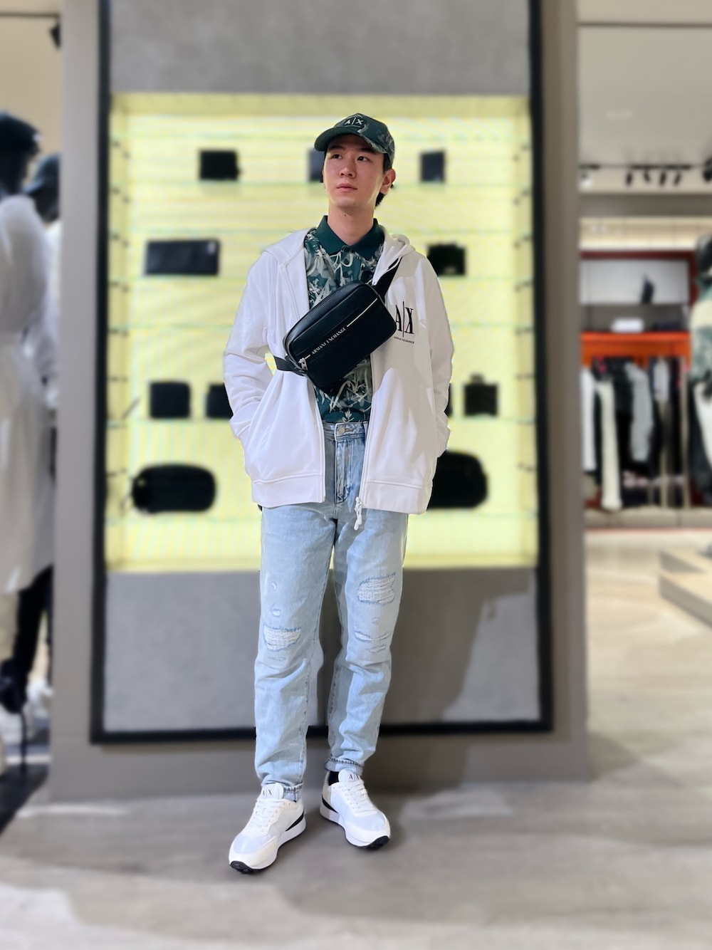 「AXchanger、AXchange、armaniexchange、アルマーニエクスチェンジ、春服デビュー宣言、休日スタイル、オーバーサイズ、春、スニーカー、スニーカーコーデ、ストリートコーデ、デニム、ミニバッグ、タックイン、休日コーデ」｜「ARMANI EXCHANGEの【A|X アルマーニ エクスチェンジ】ロゴ　ボディ/ウエストバッグ（ボディバッグ/ウエストポーチ、ブラック系）」を使った、YUUさん（メンズ・174cm）の春コーディネートの1枚目の写真