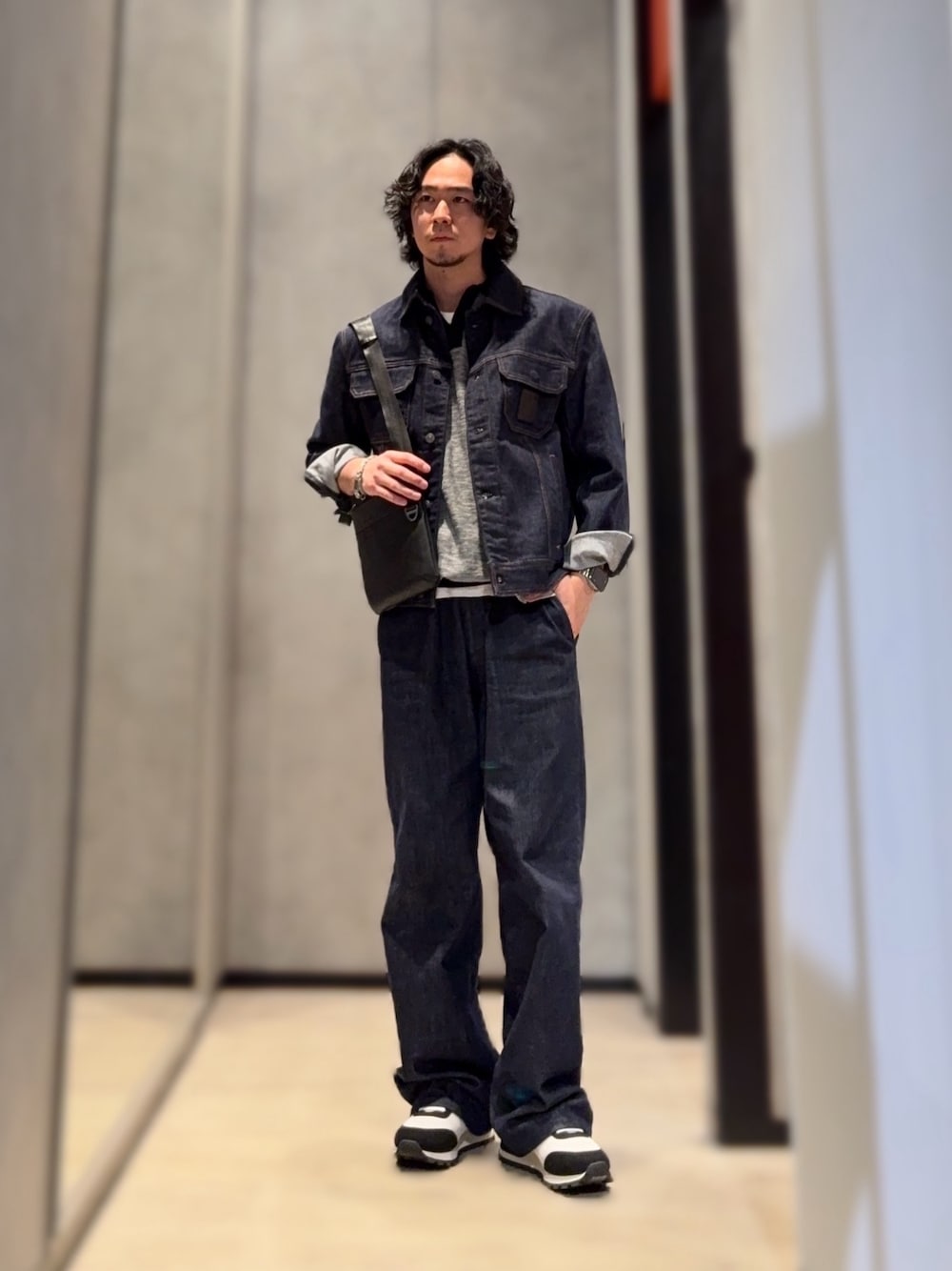 「AXchanger、AXchange、armaniexchange、アルマーニエクスチェンジ、デニム、デニムパンツ、デニムジャケット、ワイドデニム、カジュアル、カジュアルコーデ、お出かけコーデ、スニーカー、ニット、ニットポロ、休日スタイル」｜「ARMANI EXCHANGEの【A|X アルマーニ エクスチェンジ】AXロゴ ミックスマテリアル レースアップスニーカー（スニーカー、ホワイト系）」を使った、YUUさん（メンズ・174cm）の春コーディネートの1枚目の写真