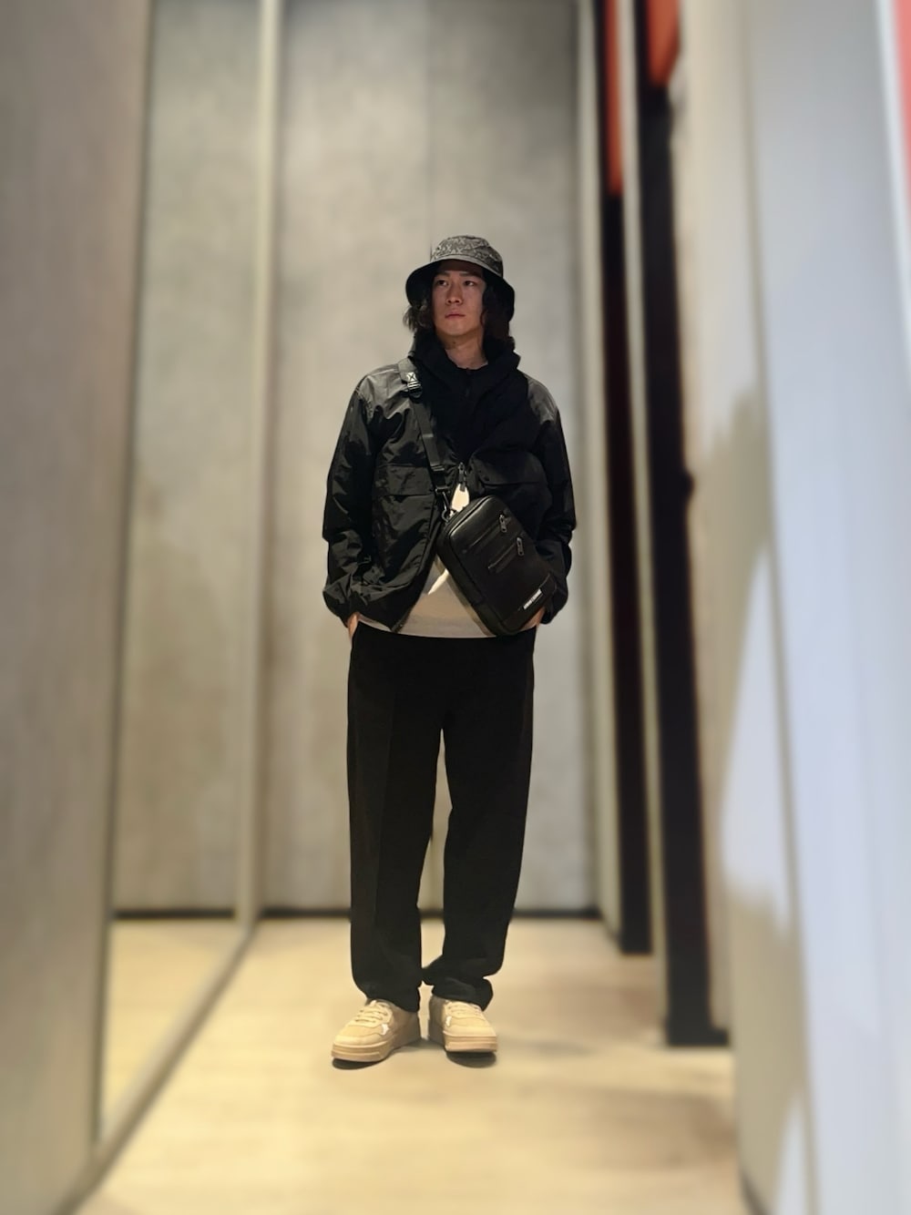 「AXchange、AXchanger、armaniexchange、アルマーニエクスチェンジ、バケットハット、ベージュ、スウェット、スニーカー、カジュアル、カジュアルコーデ、シンプルスタイル、お出かけコーデ、休日スタイル」｜「ARMANI EXCHANGEの【A|X アルマーニ エクスチェンジ】AXロゴ　レースアップスニーカー（スニーカー、ベージュ系）」を使った、YUUさん（メンズ・174cm）の夏コーディネートの1枚目の写真
