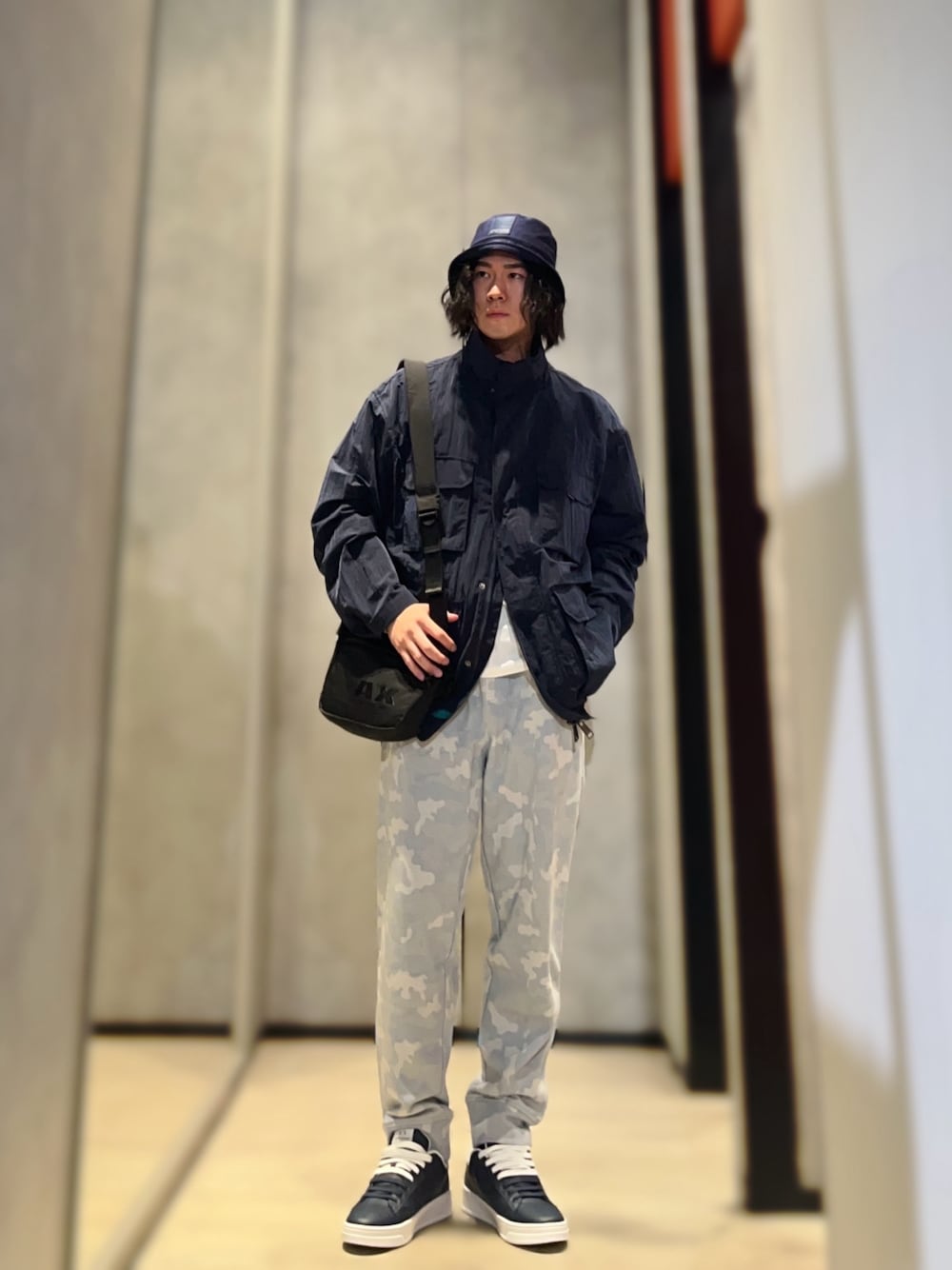 「AXchange、AXchanger、armaniexchange、アルマーニエクスチェンジ、バケットハット、休日スタイル、スウェットパンツ、ショルダーバッグ、スニーカー、ネイビー、カジュアル、カジュアルコーデ」｜「ARMANI EXCHANGEの【A|X アルマーニ エクスチェンジ】ツートーンカラーシューレース　スニーカー（スニーカー、ブルー系）」を使った、YUUさん（メンズ・174cm）の夏コーディネートの1枚目の写真