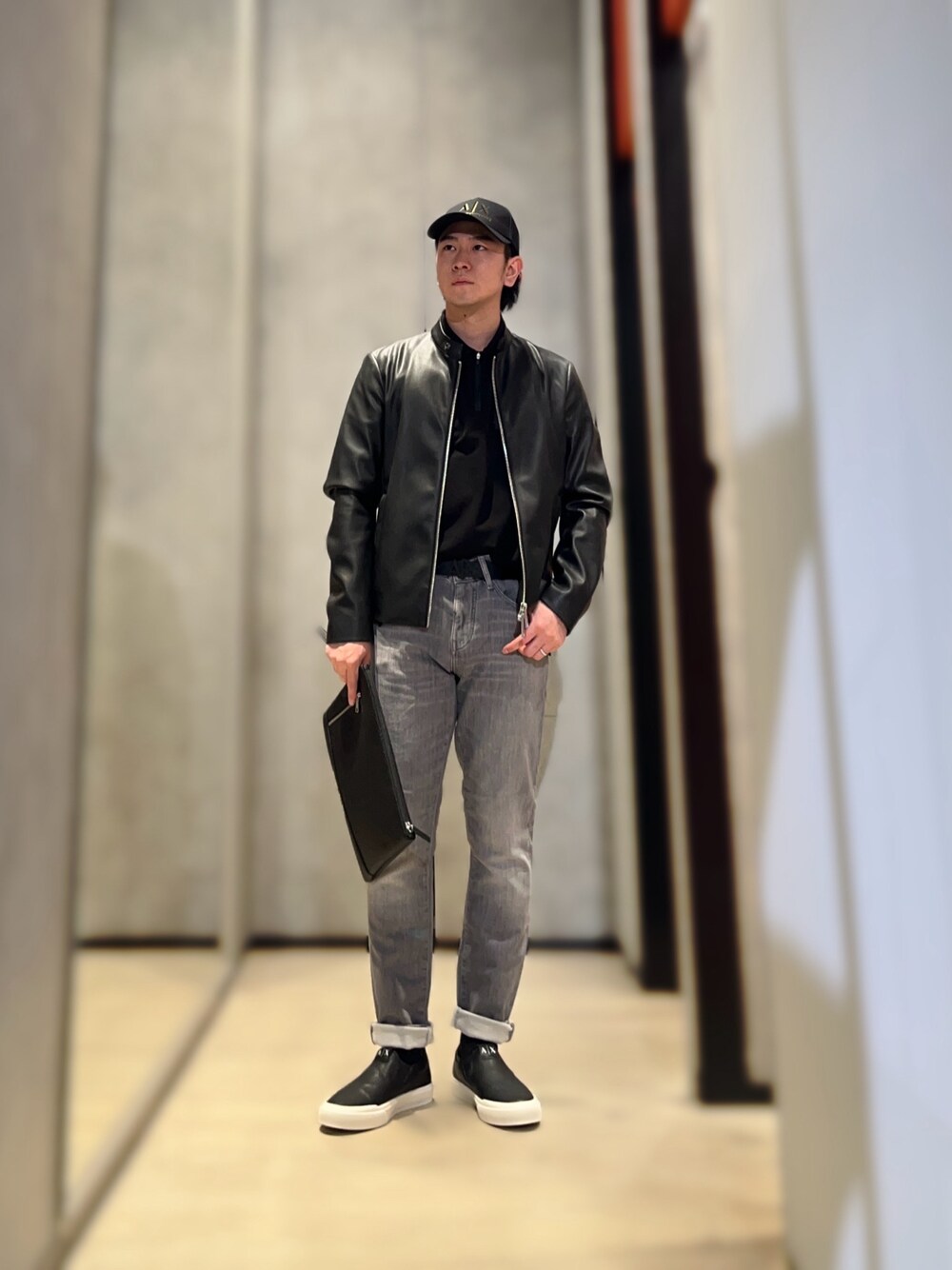 「AXchanger、AXchange、armaniexchange、アルマーニエクスチェンジ、春コーデ、春服みてみて、お出かけコーデ、シンプルコーデ、ポロシャツ、キャップ、デニム、スリッポン、ライダースジャケット、カジュアル、カジュアルコーデ」｜「ARMANI EXCHANGEの【A|X アルマーニ エクスチェンジ】＜オンライン限定＞AXロゴ　スリッポンスニーカー（スリッポン、ブラック系）」を使った、YUUさん（メンズ・174cm）の春コーディネートの1枚目の写真