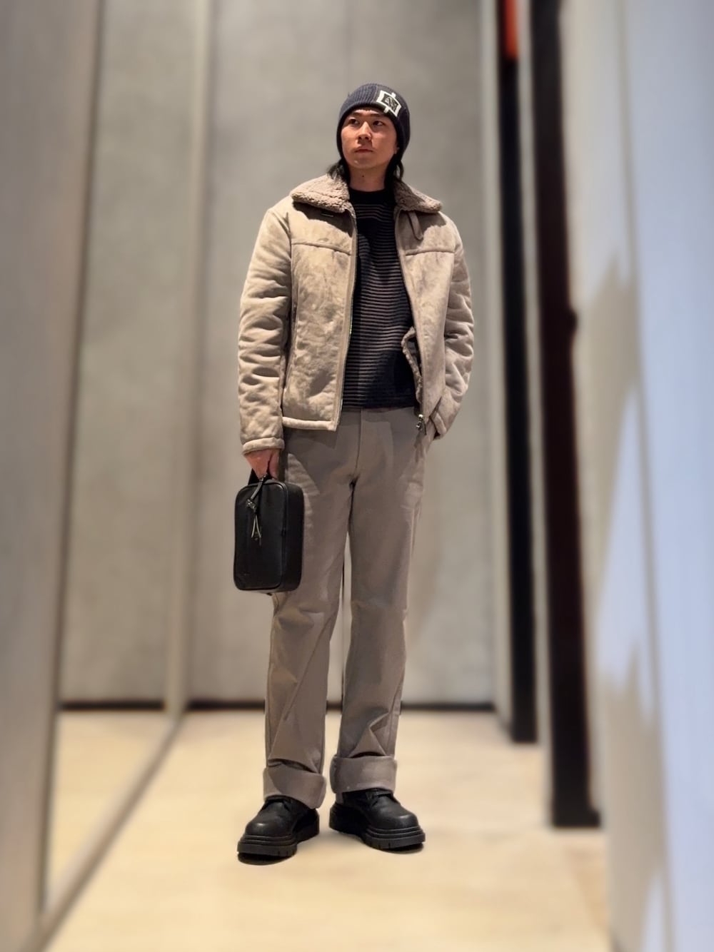「AXchange、AXchanger、armaniexchange、アルマーニエクスチェンジ、ニット、ニット帽、ムートンジャケット、ベージュ、ブーツ、カジュアル、カジュアルコーデ、休日スタイル、お出かけコーデ、秋冬コーデ」｜「ARMANI EXCHANGEの【A|X アルマーニ エクスチェンジ】プラットフォームレースアップブーツ（ブーツ、ブラック系）」を使った、YUUさん（メンズ・174cm）の秋コーディネートの1枚目の写真