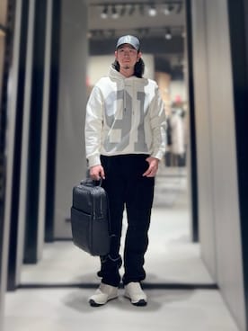 「ARMANI EXCHANGE（アルマーニエクスチェンジ）の【A|X アルマーニ エクスチェンジ】91ロゴ フーデッドスウェットプルオーバー（スウェット、ホワイト系）」を使った、YUUさん（メンズ・174cm）の春コーディネート