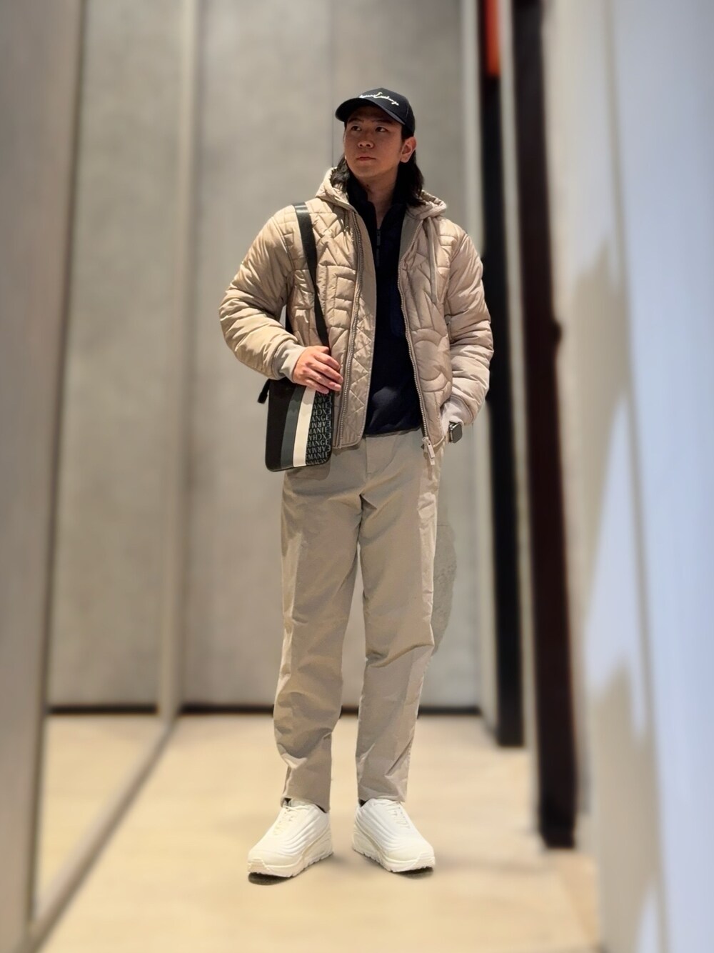 「AXchange、AXchanger、armaniexchange、アルマーニエクスチェンジ、キャップ、ハーフジップ、ショルダーバッグ、チノパン、ベージュ、スニーカー、カジュアル、カジュアルコーデ、休日スタイル、お出かけコーデ」｜「ARMANI EXCHANGEの【A|X アルマーニ エクスチェンジ】キルティングアッパー　レースアップスニーカー（スニーカー、ホワイト系）」を使った、YUUさん（メンズ・174cm）の冬コーディネートの1枚目の写真