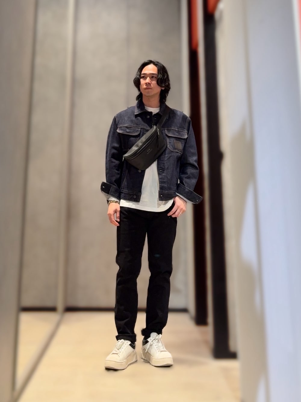 「AXchanger、AXchange、armaniexchange、アルマーニエクスチェンジ、デニム、デニムジャケット、スニーカー、カジュアル、カジュアルコーデ、お出かけコーデ、休日スタイル、休日コーデ」｜「ARMANI EXCHANGEの【A|X アルマーニ エクスチェンジ】ライトソール　レースアップスニーカー（スニーカー、ホワイト系）」を使った、YUUさん（メンズ・174cm）の春コーディネートの1枚目の写真