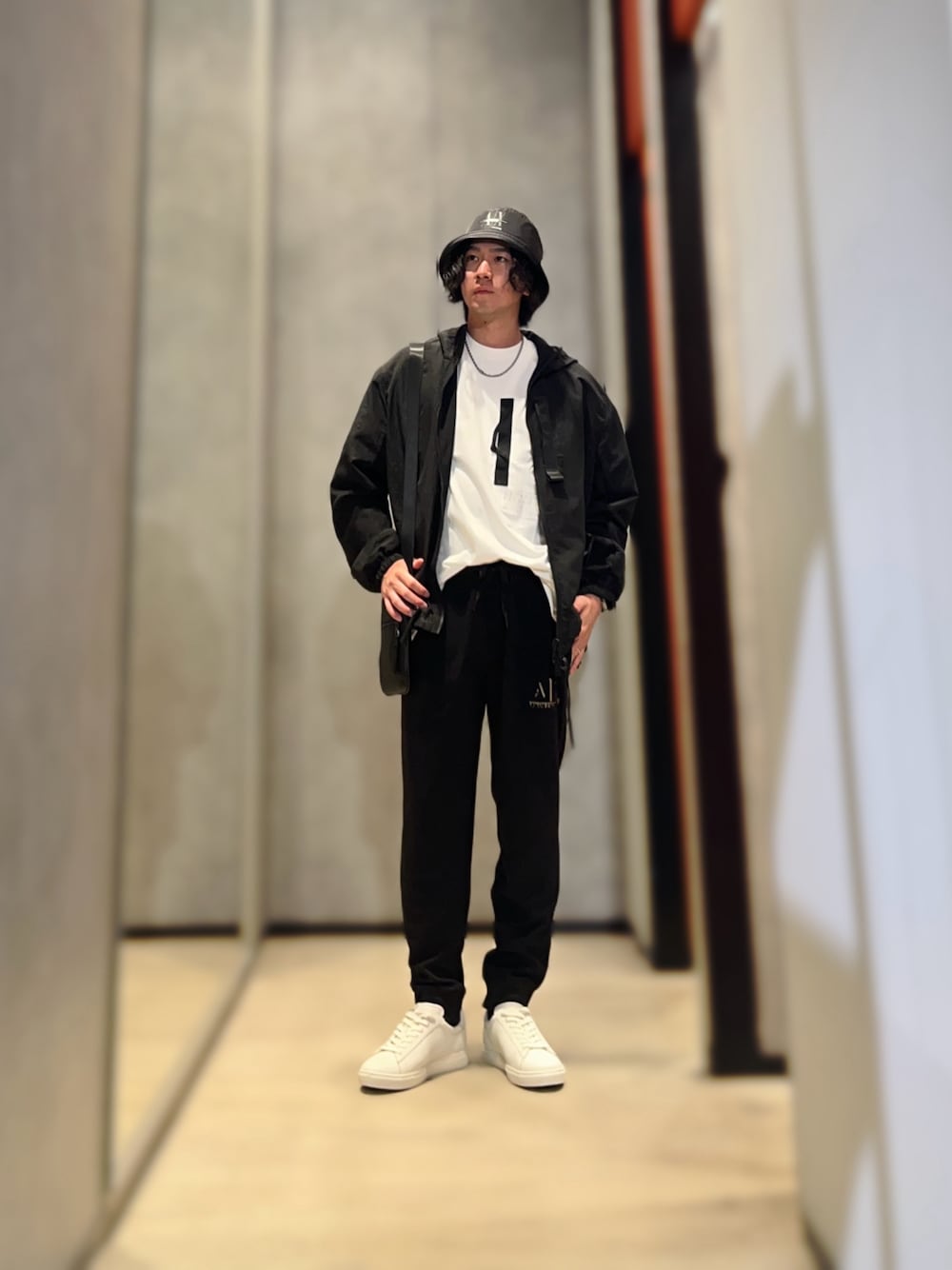 「AXchanger、AXchange、armaniexchange、アルマーニエクスチェンジ、バケットハット、シンプルコーデ、休日スタイル、スニーカー、スウェットパンツ、カジュアル、カジュアルコーデ、モノトーン、モノトーンコーデ」｜「ARMANI EXCHANGEの【A|Xアルマーニ エクスチェンジ】レースアップスニーカー（スニーカー、ホワイト系）」を使った、YUUさん（メンズ・174cm）の夏コーディネートの1枚目の写真