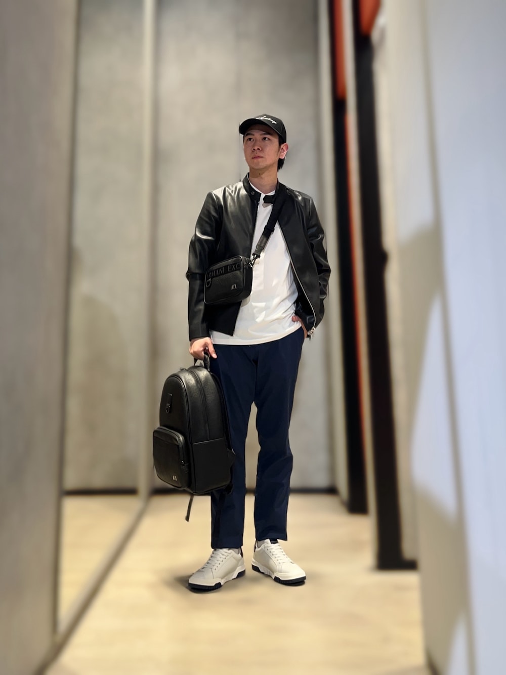 「AXchanger、AXchange、armaniexchange、アルマーニエクスチェンジ、お出かけコーデ、シンプルコーデ、レザージャケット、スニーカー、ショルダーバッグ、休日スタイル、カジュアル、カジュアルコーデ」｜「ARMANI EXCHANGEの【A|X アルマーニ エクスチェンジ】レースアップスニーカー（スニーカー、ホワイト系）」を使った、YUUさん（メンズ・174cm）の春コーディネートの1枚目の写真