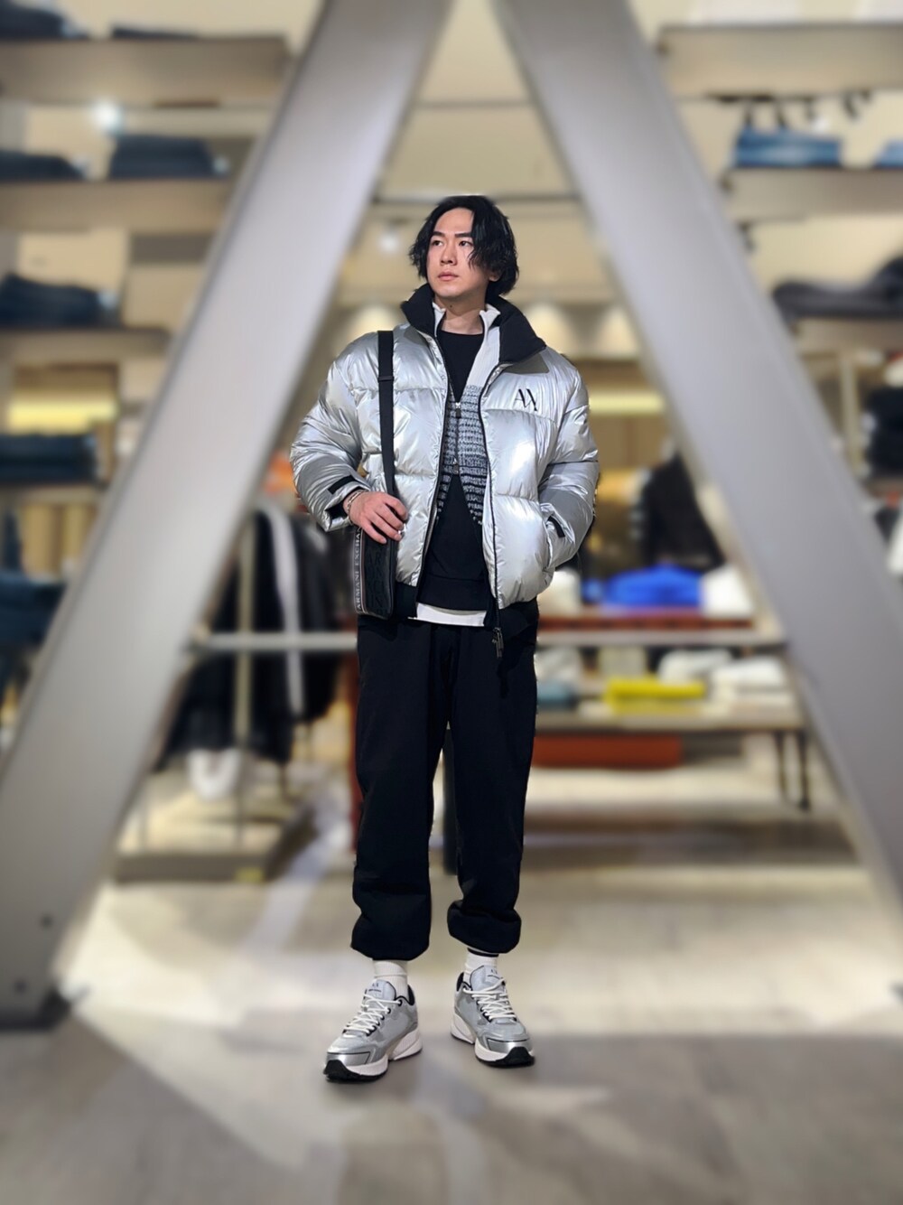 「AXchanger、AXchange、armaniexchange、アルマーニエクスチェンジ、冬コーデ、休日スタイル、スウェット、スニーカー、お出かけコーデ、冬アウター、セットアップ、ストリート、カジュアルコーデ、カジュアル、ショルダーバッグ」｜「ARMANI EXCHANGEの【A|X アルマーニ エクスチェンジ】AXロゴ　レースアップスニーカー（スニーカー、シルバー系）」を使った、YUUさん（メンズ・174cm）の冬コーディネートの1枚目の写真