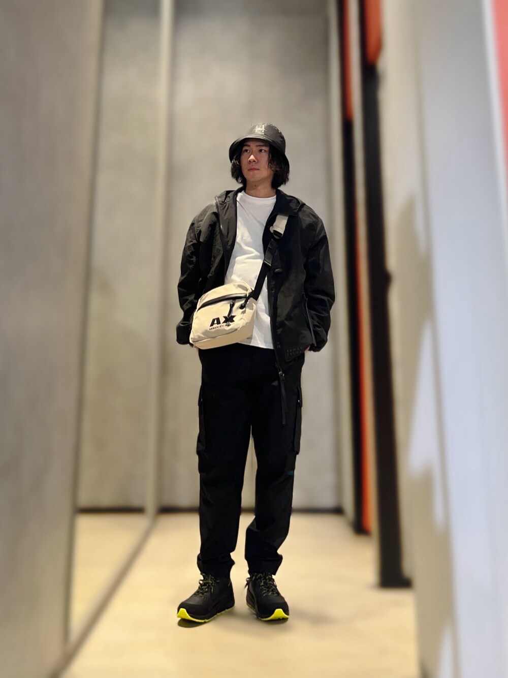 「AXchanger、AXchange、armaniexchange、アルマーニエクスチェンジ、カーゴパンツ、スニーカー、ショルダーバッグ、バケットハット、カジュアル、カジュアルコーデ、お出かけコーデ、休日スタイル」｜「ARMANI EXCHANGEの【A|X アルマーニ エクスチェンジ】サイドジップ　スニーカー（スニーカー、ブラック系）」を使った、YUUさん（メンズ・174cm）の夏コーディネートの1枚目の写真
