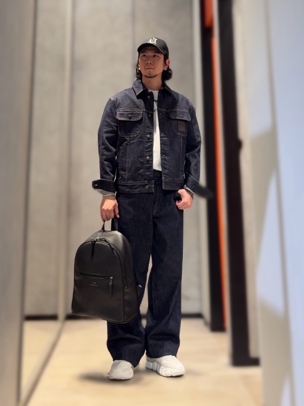「AXchange、armaniexchange、アルマーニエクスチェンジ、キャップ、デニム、デニムパンツ、デニムジャケット、ワイドデニム、スニーカー、カジュアル、カジュアルコーデ、セットアップ、春コーデ、お出かけコーデ、休日スタイル」｜「ARMANI EXCHANGEの【A|X アルマーニ エクスチェンジ】AXロゴ マキシボリュームソールレースアップスニーカー（スニーカー、ホワイト系）」を使った、YUUさん（メンズ・174cm）の春コーディネートの1枚目の写真