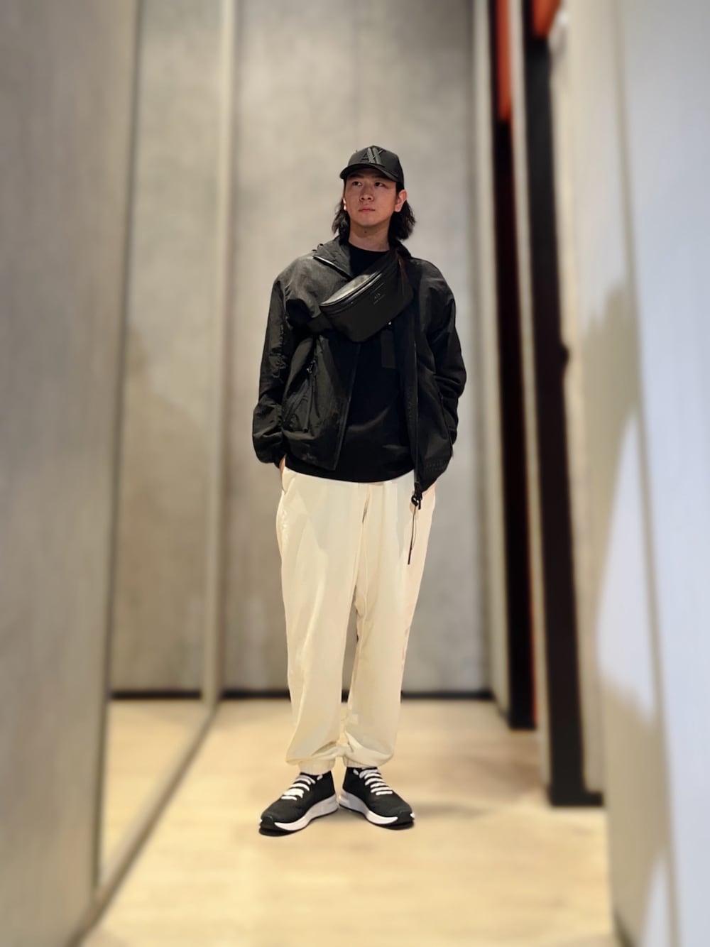 「AXchange、AXchanger、armaniexchange、アルマーニエクスチェンジ、キャップ、スウェットパンツ、スニーカー、リラックススタイル、お出かけコーデ、休日スタイル、カジュアル、カジュアルコーデ」｜「ARMANI EXCHANGEの【A|X アルマーニ エクスチェンジ】AXロゴ　レースアップスニーカー（EC限定カラー含）（スニーカー、ブラック系）」を使った、YUUさん（メンズ・174cm）の秋コーディネートの1枚目の写真