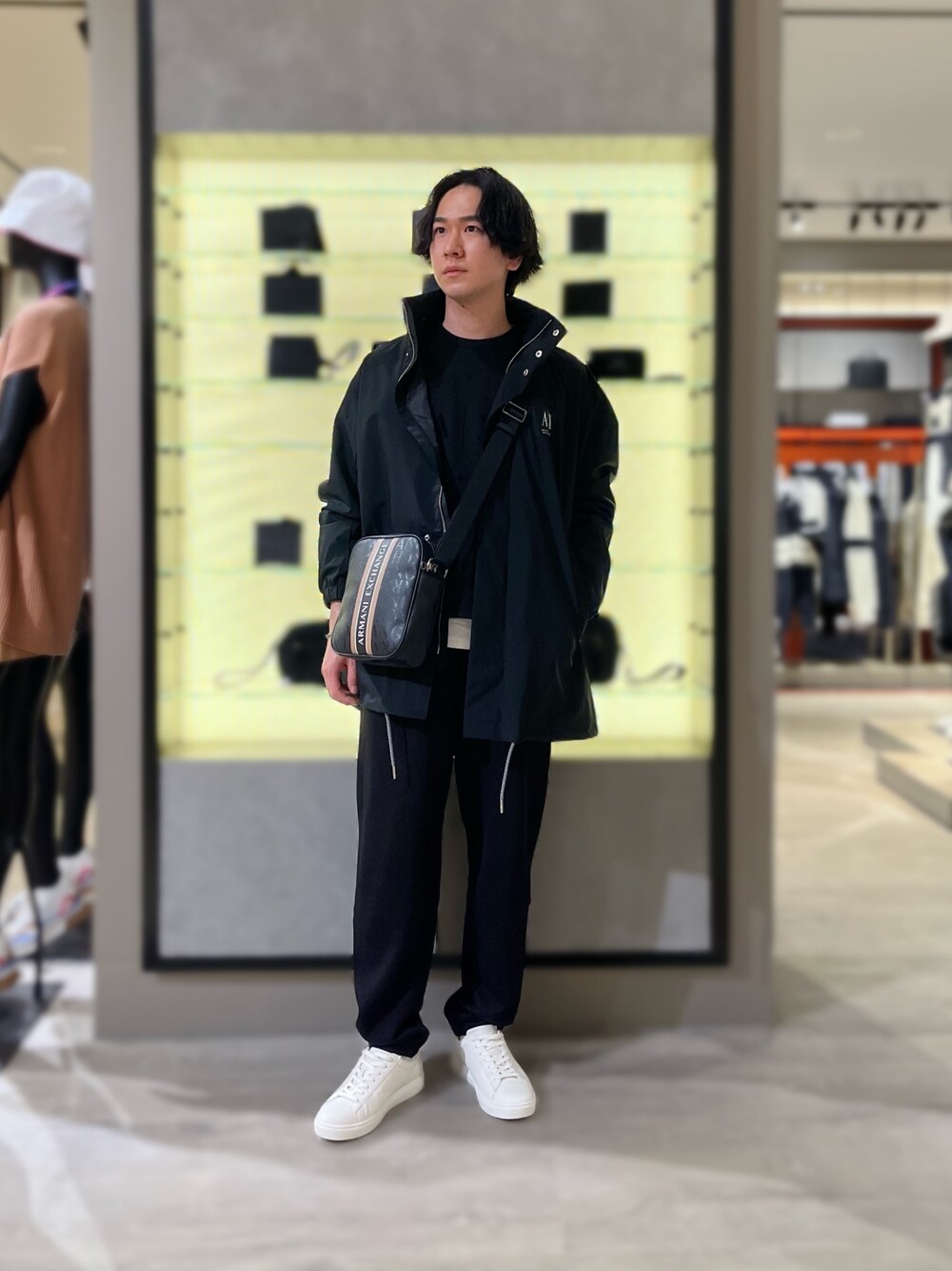 「AXchanger、AXchange、armaniexchange、アルマーニエクスチェンジ、休日スタイル、モノトーン、白スニーカー、春コーデ、スプリングコート、春アウター、レイヤードスタイル、シンプルコーデ、シンプル、モノトーンコーデ、カジュアルコーデ」｜「ARMANI EXCHANGEの【A|Xアルマーニ エクスチェンジ】レースアップスニーカー（スニーカー、ホワイト系）」を使った、YUUさん（メンズ・174cm）の春コーディネートの1枚目の写真