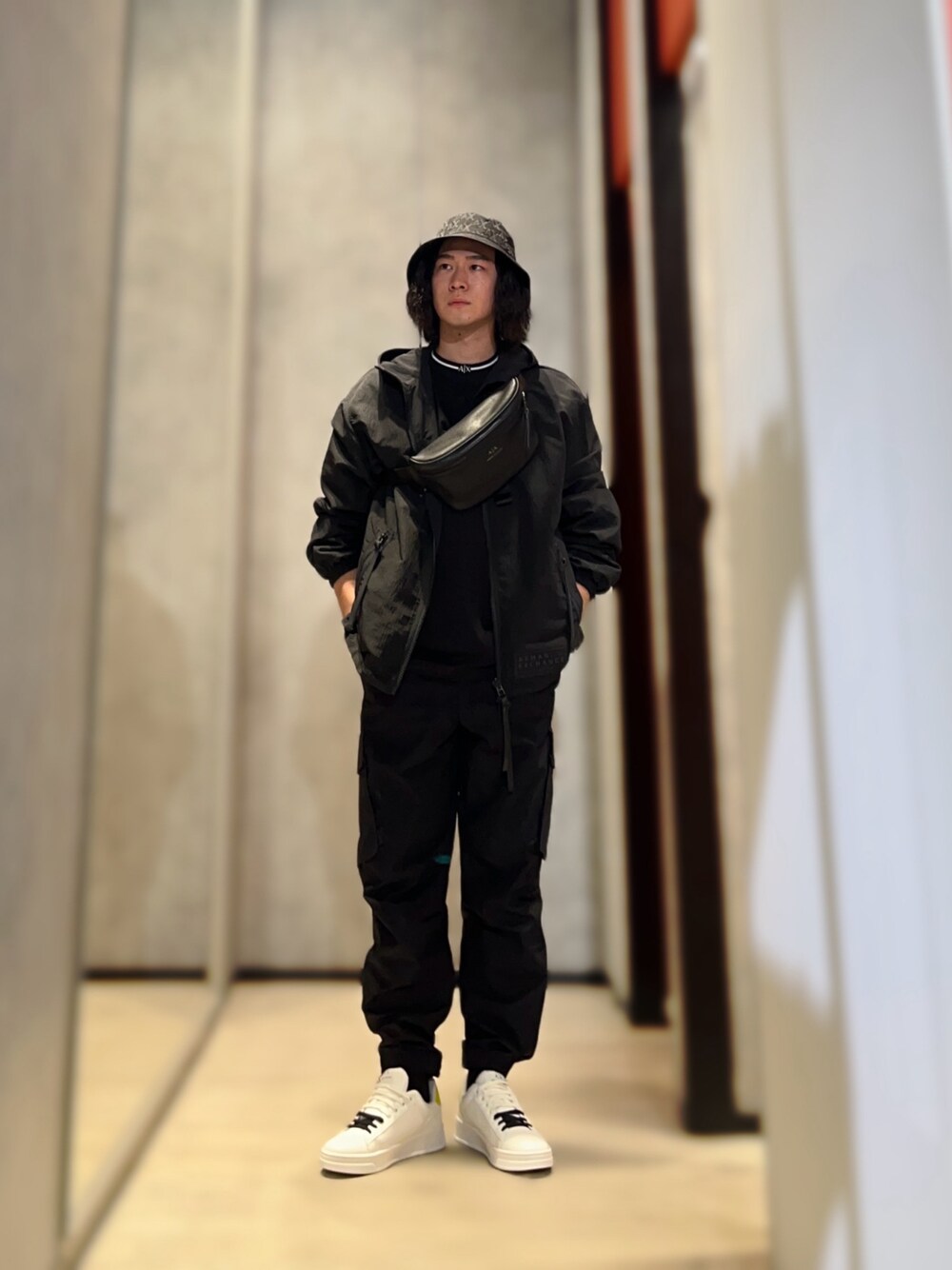 「AXchange、AXchanger、armaniexchange、アルマーニエクスチェンジ、バケットハット、スニーカー、カジュアル、カジュアルコーデ、お出かけコーデ、カーゴパンツ、休日スタイル、休日コーデ」｜「ARMANI EXCHANGEの【A|X アルマーニ エクスチェンジ】ツートーンカラーシューレース　スニーカー（スニーカー、ホワイト系）」を使った、YUUさん（メンズ・174cm）の秋コーディネートの1枚目の写真