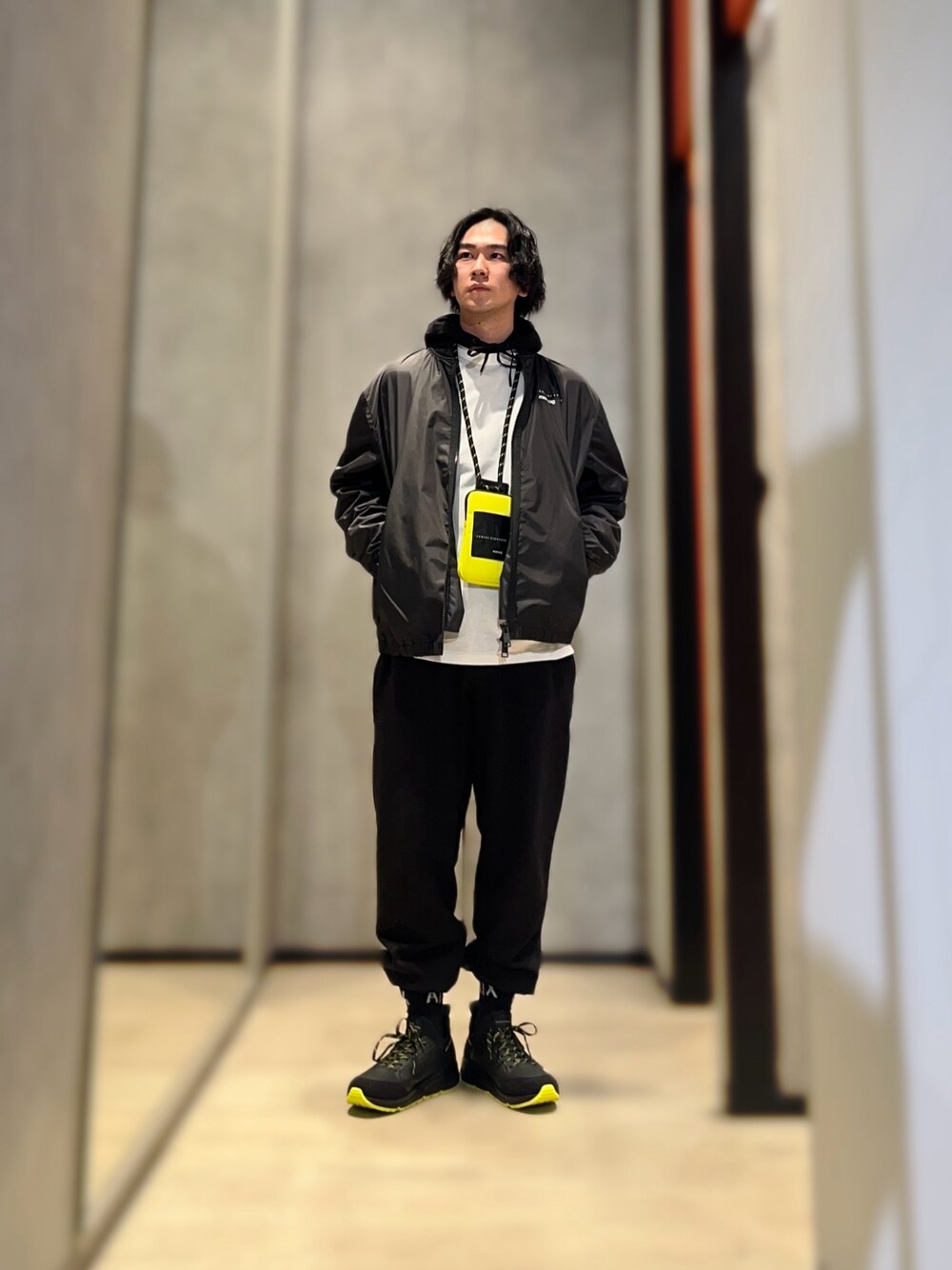 「AXchanger、AXchange、armaniexchange、アルマーニエクスチェンジ、モノトーン、スポーツミックス、ストリート、お出かけコーデ、休日コーデ、カジュアル、カジュアルコーデ」｜「ARMANI EXCHANGEの【A|X アルマーニ エクスチェンジ】サイドジップ　スニーカー（スニーカー、ブラック系）」を使った、YUUさん（メンズ・174cm）の春コーディネートの1枚目の写真