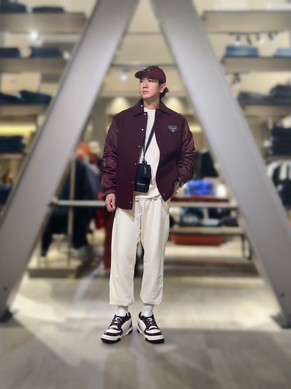 「AXchanger、AXchange、armaniexchange、アルマーニエクスチェンジ、ファッションを楽しもう、スポーツミックス、お出かけコーデ、セットアップ、休日スタイル、ストリート、ストリートコーデ、キャップ、ミニバッグ、韓国ファッション、カジュアル」｜「ARMANI EXCHANGEの【A|X アルマーニ エクスチェンジ】AXロゴ　レースアップスニーカー（スニーカー、レッド系）」を使った、YUUさん（メンズ・174cm）の秋コーディネートの1枚目の写真