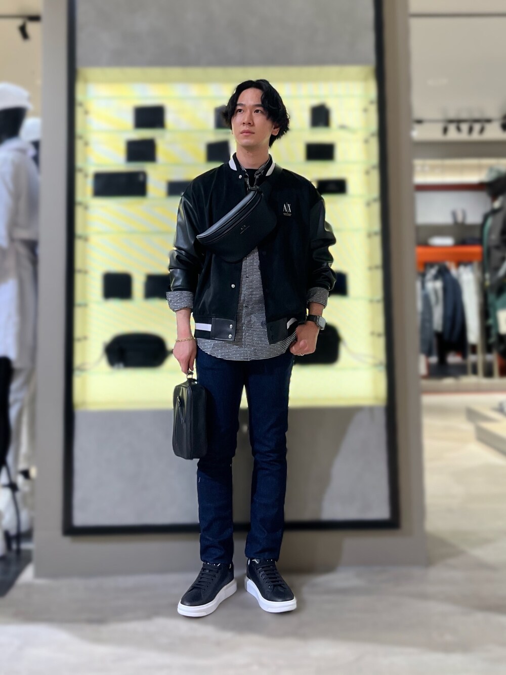 「AXchanger、AXchange、armaniexchange、アルマーニエクスチェンジ、春服デビュー宣言、春アウター、シャツスタイル、春服みてみて、休日スタイル、休日コーデ、スタジャン、デニム、スニーカー、きれいめカジュアル、大人カジュアル」｜「ARMANI EXCHANGEの【A|X アルマーニ エクスチェンジ】ロゴ　レースアップスニーカー（スニーカー、ブラック系）」を使った、YUUさん（メンズ・174cm）の春コーディネートの1枚目の写真
