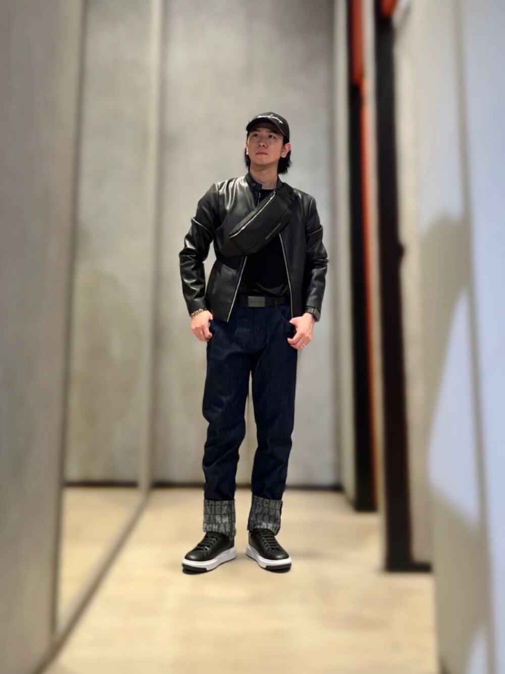 「AXchanger、AXchange、armaniexchange、アルマーニエクスチェンジ、ライダースジャケット、デニム、スニーカー、春夏コーデ、休日スタイル、休日コーデ、キャップ、カジュアル、カジュアルコーデ」｜「ARMANI EXCHANGEの【A|X アルマーニ エクスチェンジ】オールオーバーロゴ　レースアップスニーカー（スニーカー、ブラック系）」を使った、YUUさん（メンズ・174cm）の春コーディネートの1枚目の写真