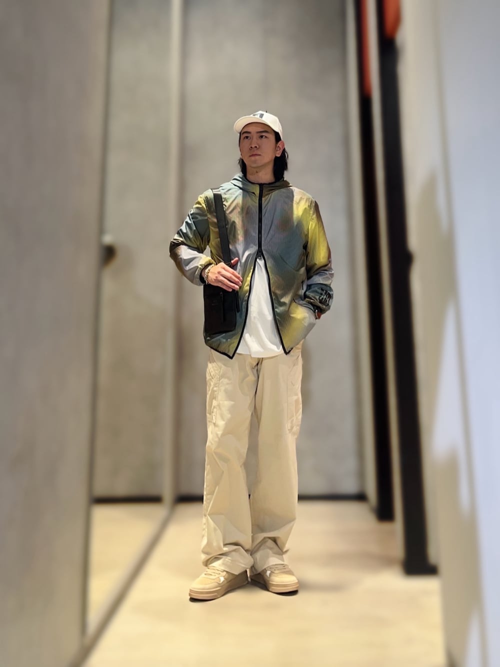 「AXchanger、AXchange、armaniexchange、アルマーニエクスチェンジ、カーゴパンツ、スニーカー、ワイドパンツ、ショルダーバッグ、キャップ、カジュアル、カジュアルコーデ、お出かけコーデ、休日スタイル」｜「ARMANI EXCHANGEの【A|X アルマーニ エクスチェンジ】AXロゴ　レースアップスニーカー（スニーカー、ベージュ系）」を使った、YUUさん（メンズ・174cm）の夏コーディネートの1枚目の写真