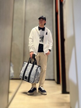 「ARMANI EXCHANGE（アルマーニエクスチェンジ）のアイテム（トートバッグ）」を使った、YUUさん（メンズ・174cm）の春コーディネート