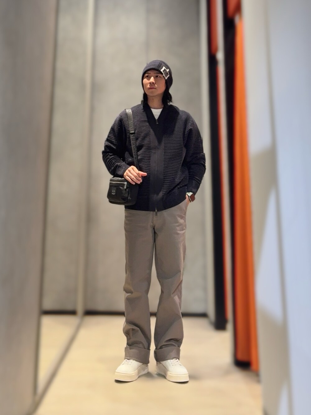 「AXchanger、AXchange、armaniexchange、アルマーニエクスチェンジ、ニット帽、ニット、カジュアル、カジュアルコーデ、ショルダーバッグ、お出かけコーデ、休日スタイル、シンプルコーデ、秋コーデ」｜「ARMANI EXCHANGEの【A|X アルマーニ エクスチェンジ】レザーハイカットスニーカー（スニーカー、ホワイト系）」を使った、YUUさん（メンズ・174cm）の冬コーディネートの1枚目の写真