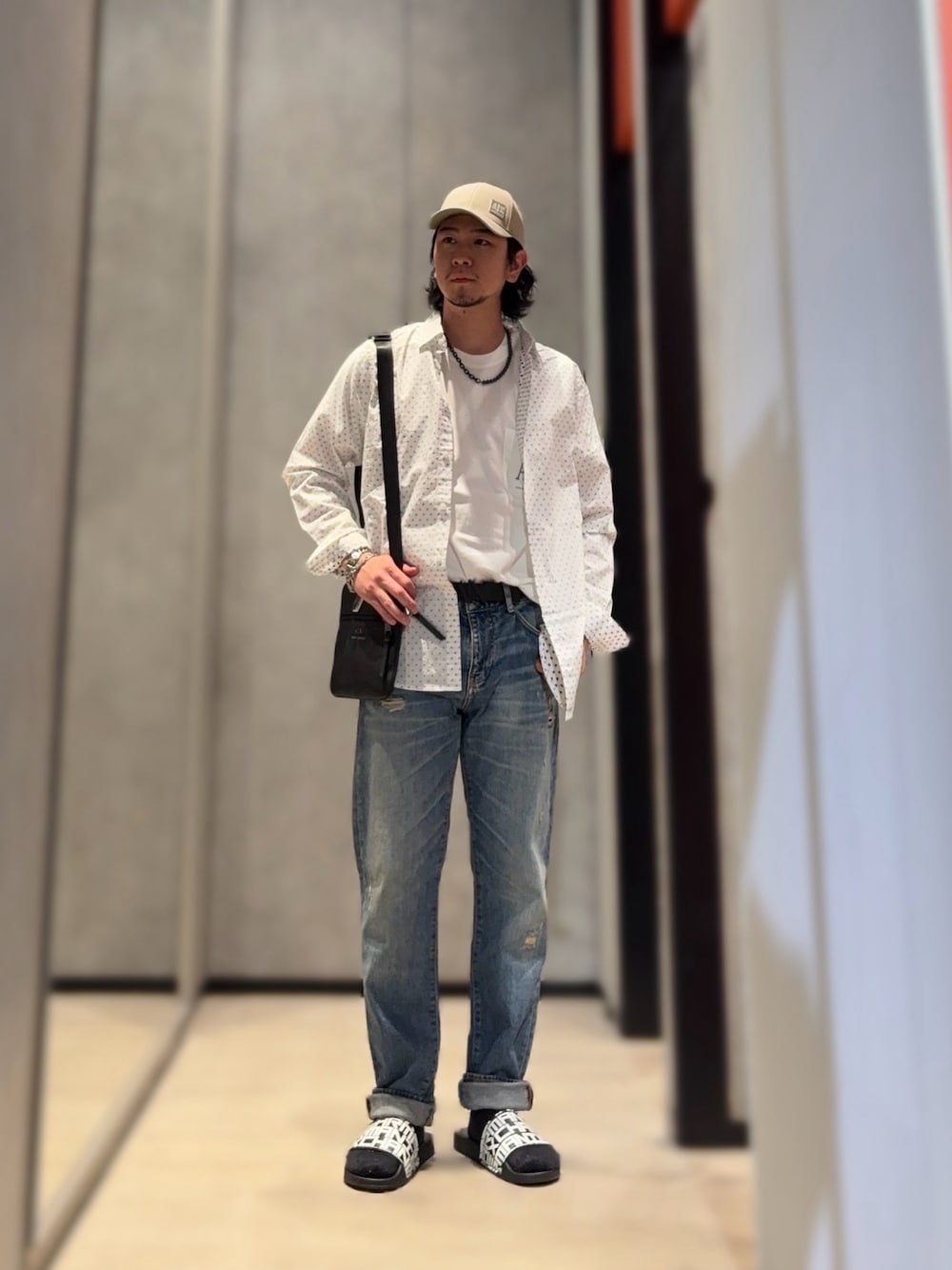「AXchanger、AXchange、armaniexchange、アルマーニエクスチェンジ、キャップ、シャツスタイル、デニム、デニムパンツ、サンダル、ショルダーバッグ、カジュアル、カジュアルコーデ、春コーデ、春夏コーデ、お出かけコーデ」｜「ARMANI EXCHANGEの【A|X アルマーニ エクスチェンジ】シャワーサンダル（サンダル、ブラック系）」を使った、YUUさん（メンズ・174cm）の春コーディネートの1枚目の写真