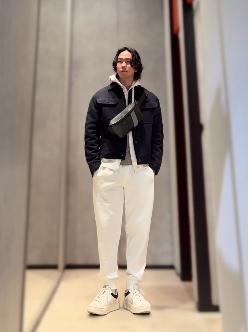 「AXchanger、AXchange、armaniexchange、アルマーニエクスチェンジ、セットアップ、スウェットパンツ、パーカー、ネイビー×ホワイト、スニーカー、カジュアル、カジュアルコーデ、お出かけコーデ、リラックススタイル、休日スタイル、休日コーデ」｜「ARMANI EXCHANGEの【A|X アルマーニ エクスチェンジ】ライトソール　レースアップスニーカー（スニーカー、ホワイト系）」を使った、YUUさん（メンズ・174cm）の春コーディネートの1枚目の写真