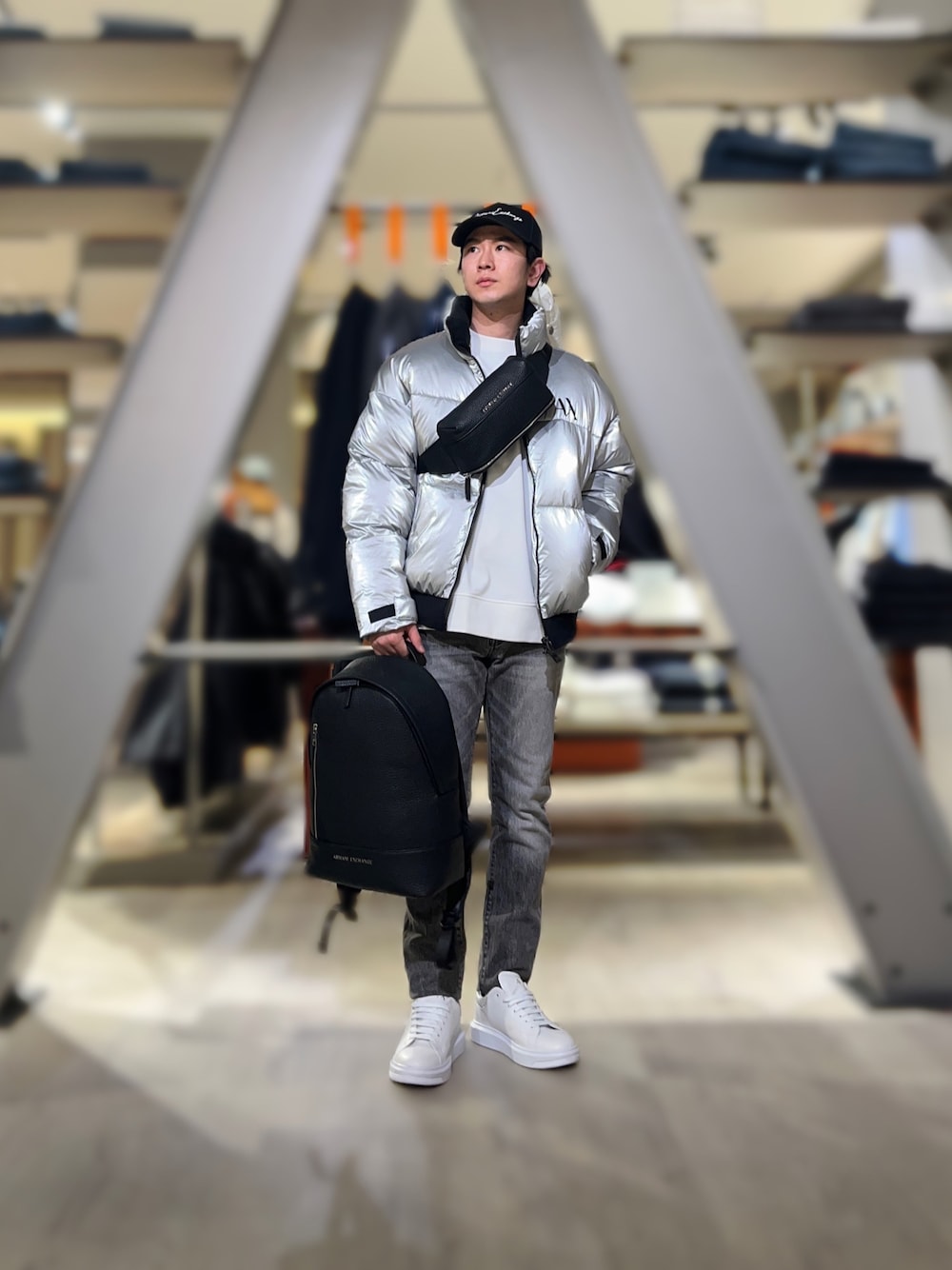 「AXchanger、AXchange、armaniexchange、アルマーニエクスチェンジ、キャップ、シルバー、冬コーデ、冬アウター、休日スタイル、デニム、スニーカー、ストリート、カジュアルコーデ、カジュアル、お出かけコーデ」｜「ARMANI EXCHANGEの【A|X アルマーニ エクスチェンジ】オールオーバーロゴ　レースアップスニーカー（スニーカー、ホワイト系）」を使った、YUUさん（メンズ・174cm）の冬コーディネートの1枚目の写真