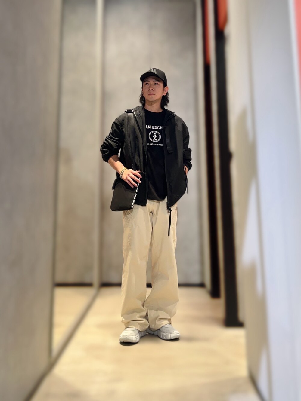 「AXchanger、AXchange、armaniexchange、アルマーニエクスチェンジ、ワイドパンツ、カーゴパンツ、スニーカー、キャップ、ショルダーバッグ、ロゴT、お出かけコーデ、カジュアル、カジュアルコーデ」｜「ARMANI EXCHANGEの【A|Xアルマーニ エクスチェンジ】ビッグラバーAXロゴ　パネルキャップ（キャップ、ブラック系）」を使った、YUUさん（メンズ・174cm）の夏コーディネートの1枚目の写真