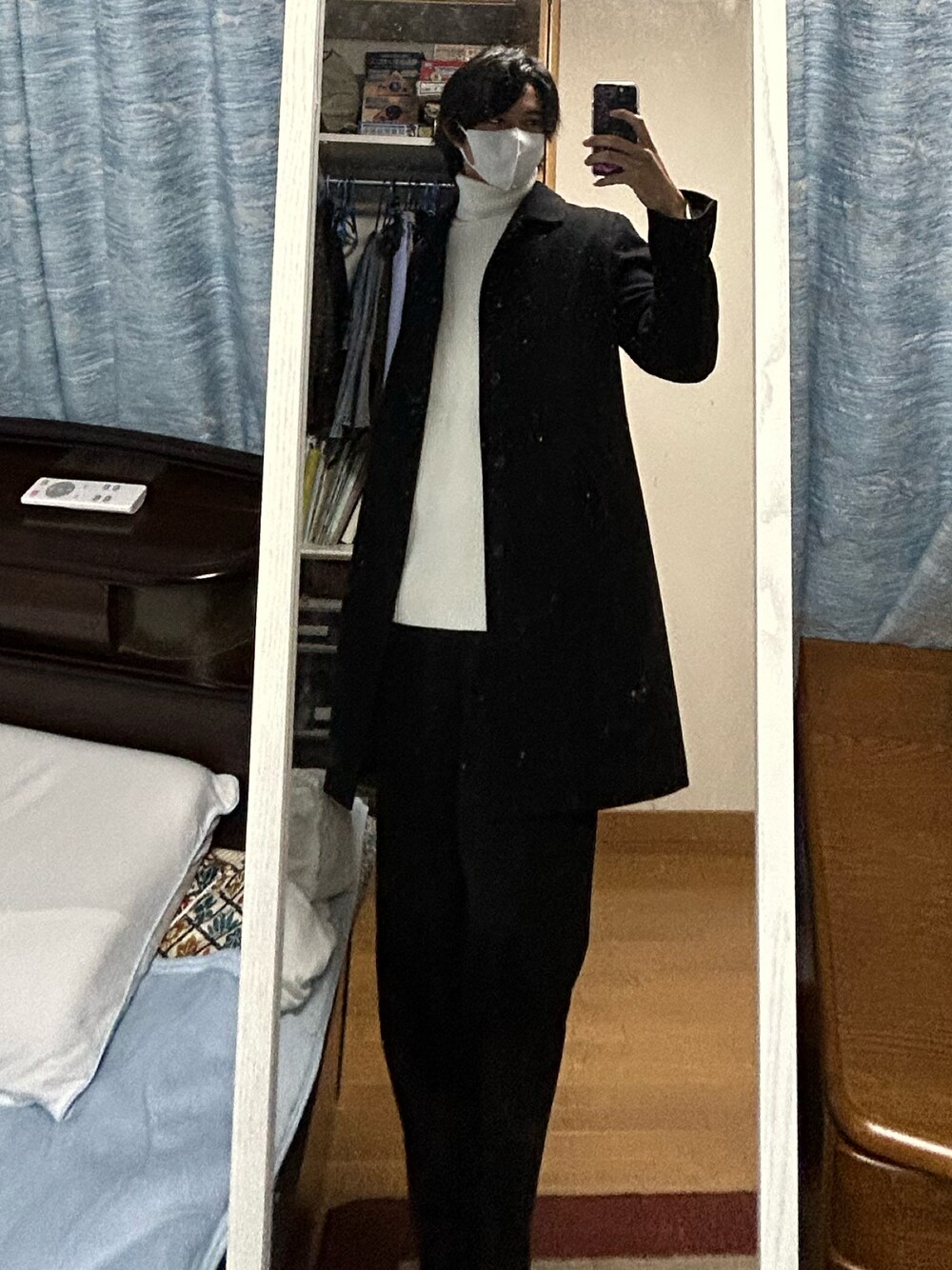 「INHERITのアイテム（チェスターコート、ブラック系）」を使った、dofy2525さん（メンズ・176cm）の冬コーディネートの1枚目の写真