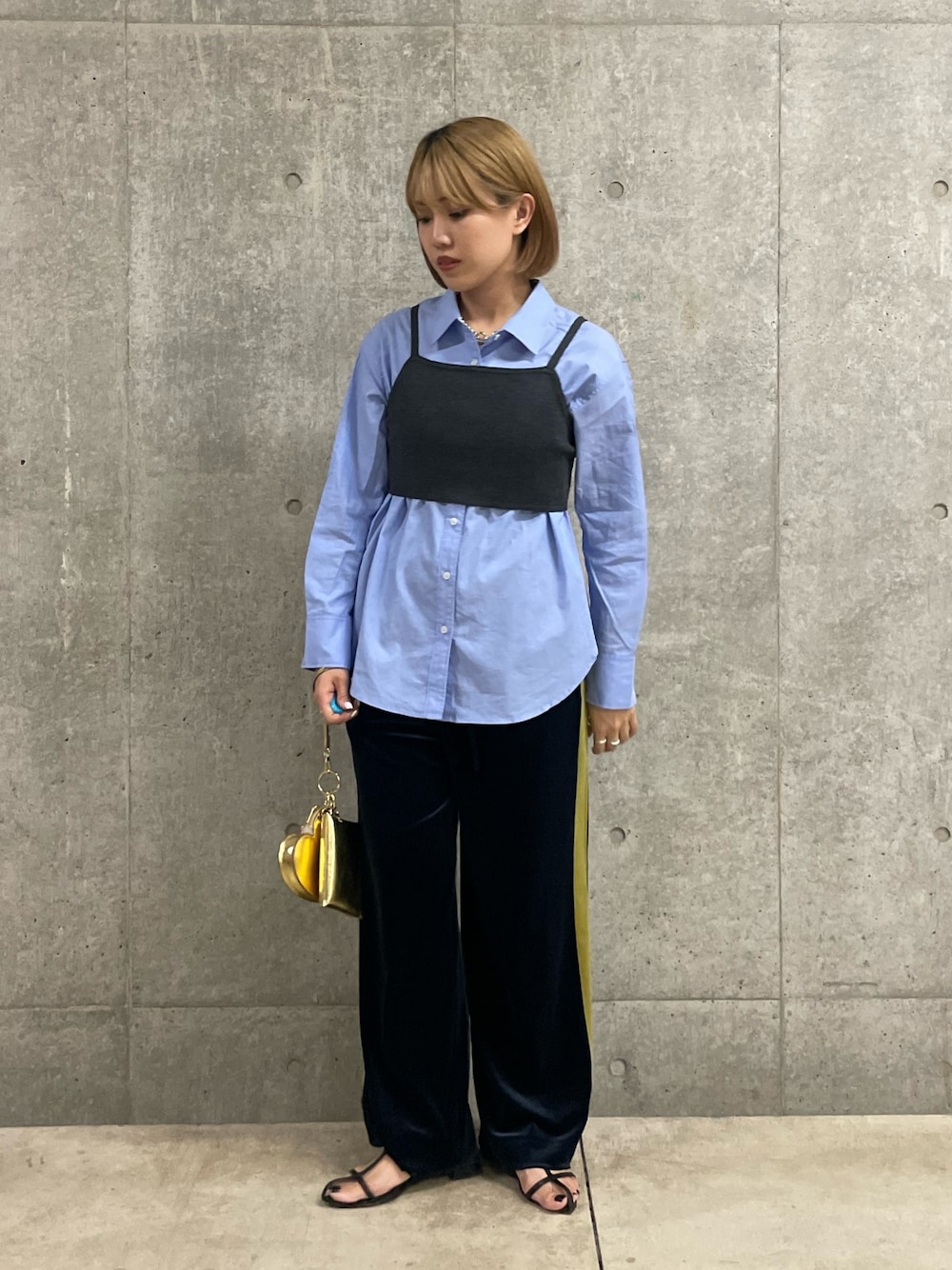 「シャツスタイル、シャツ、ビスチェ、メタルバッグ、おでかけコーデ、秋服準備はじめました、秋服、ラインパンツ、大人カジュアル、パンツコーデ、着回しコーデ、フレディアンドグロスター、FREDY&GLOSTER、ボブ、金髪」｜「fredy emueの刺繍入りBasicシャツ（シャツ/ブラウス、ブルー系）」を使った、yoshimiさん（レディース・163cm）の夏コーディネートの1枚目の写真