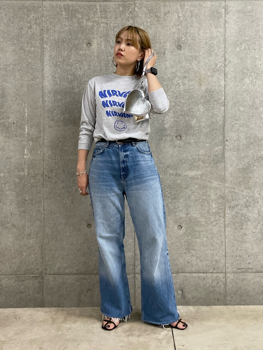 「ロゴT、秋のコーデ、お出かけコーデ、ロンT、GOOD ROCK SPEED、デニム、メタルバッグ、フレディアンドグロスター、FREDY&GLOSTER、シンプルコーデ、休日スタイル、カジュアルコーデ、秋コーデ、パンツスタイル、秋服」｜「fredy emueのハートレターポーチショルダーバッグ（ショルダーバッグ、ゴールド系）」を使った、yoshimiさん（レディース・163cm）の秋コーディネートの1枚目の写真