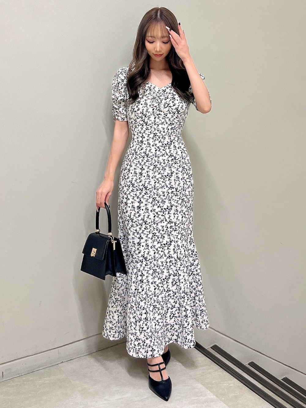 その他のワンピース、ブラック系のパンプス、ブラック系のハンドバッグを着用したレディースの春コーディネートの1枚目の写真