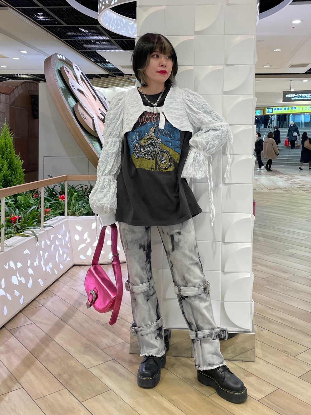 ブラック系のTシャツ/カットソー、ピンク系のショルダーバッグ、ホワイト系のカーディガン/ボレロを着用したレディースの冬コーディネートの1枚目の写真