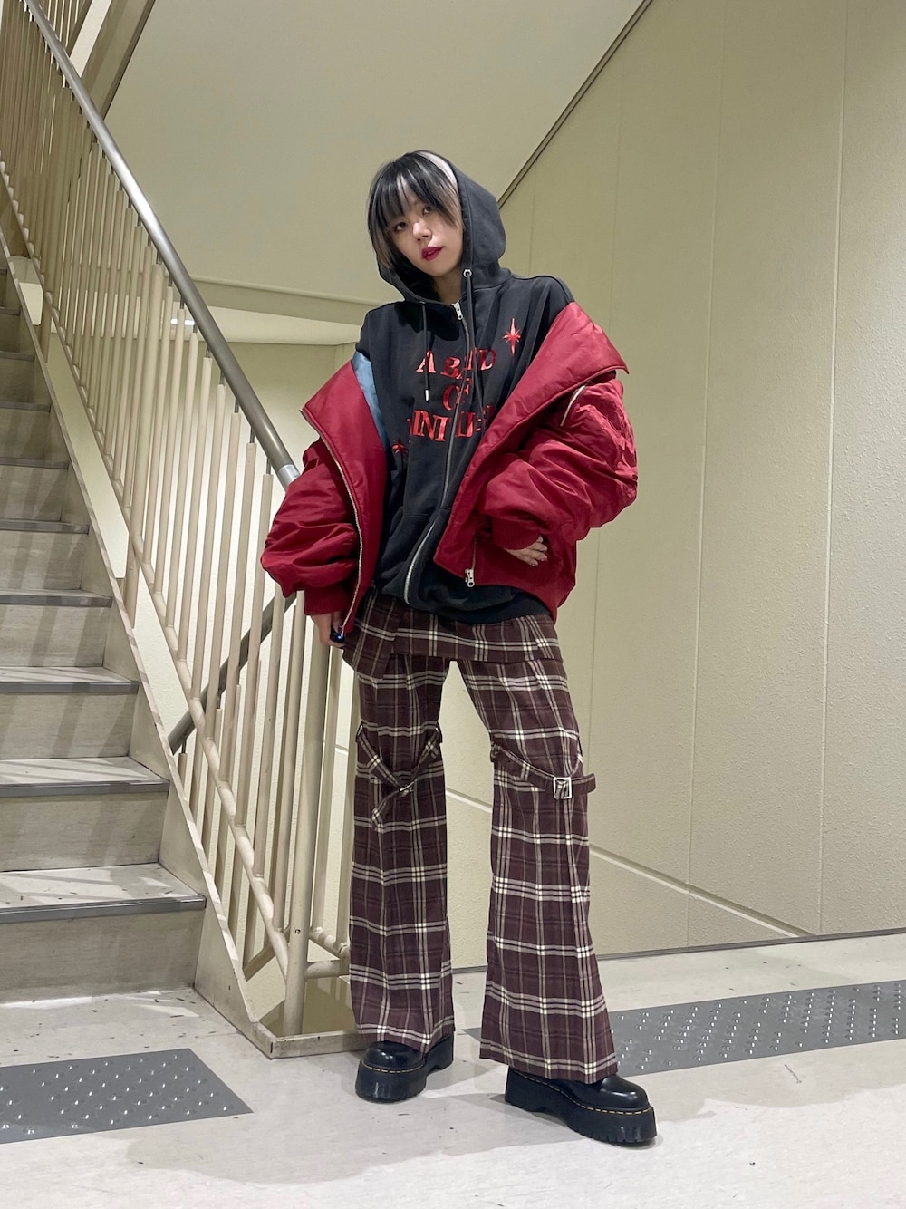 「ライダースジャケット、MA-1、アウター、パーカーコーデ、チェックパンツ、ストリート、ストリートMIX、パンク」｜「jouetieのスカートレイヤードフレアパンツ（その他パンツ、ブラウン系）」を使った、HIKARU さん（レディース・161cm）の秋コーディネートの1枚目の写真