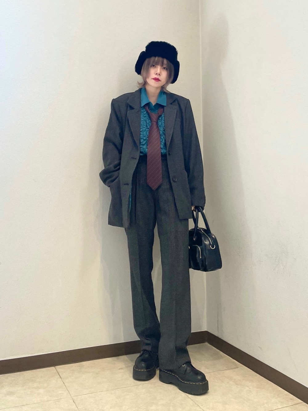 グレー系のテーラードジャケット、グレー系のその他パンツ、ブルー系のシャツ/ブラウスを着用したレディースの秋コーディネートの1枚目の写真