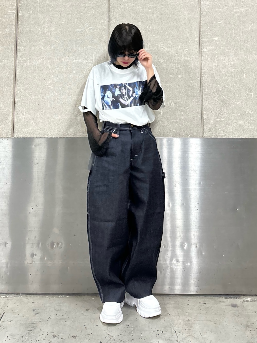 ホワイト系のTシャツ/カットソー、ブラック系のTシャツ/カットソー、ホワイト系のスニーカーを着用したレディースの春コーディネートの1枚目の写真