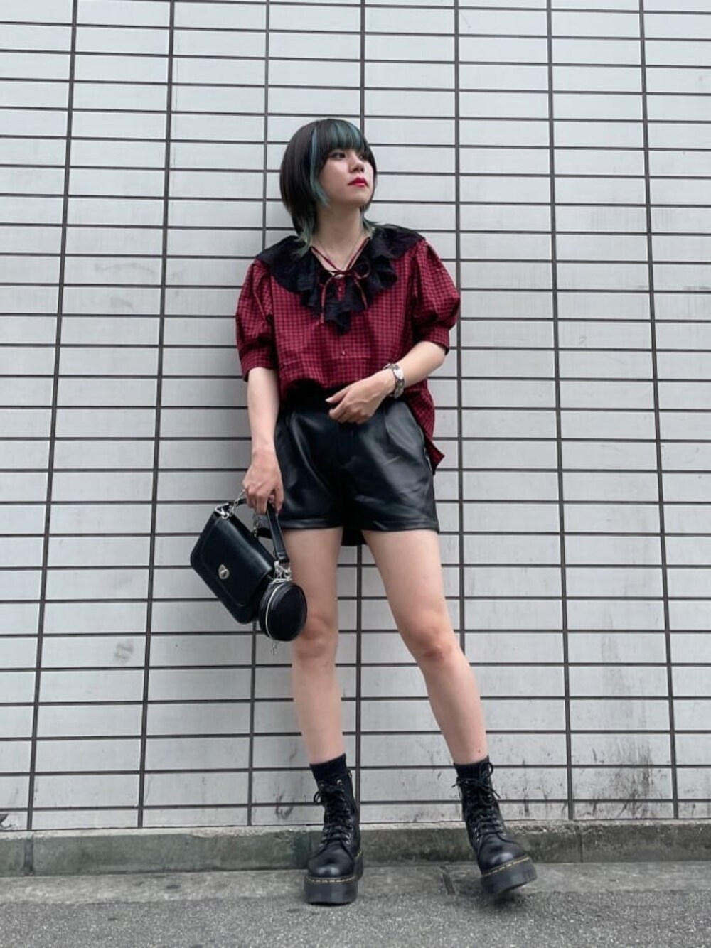 ブラック系のその他パンツ、レッド系のシャツ/ブラウス、ブラック系のハンドバッグを着用したレディースの夏コーディネートの1枚目の写真